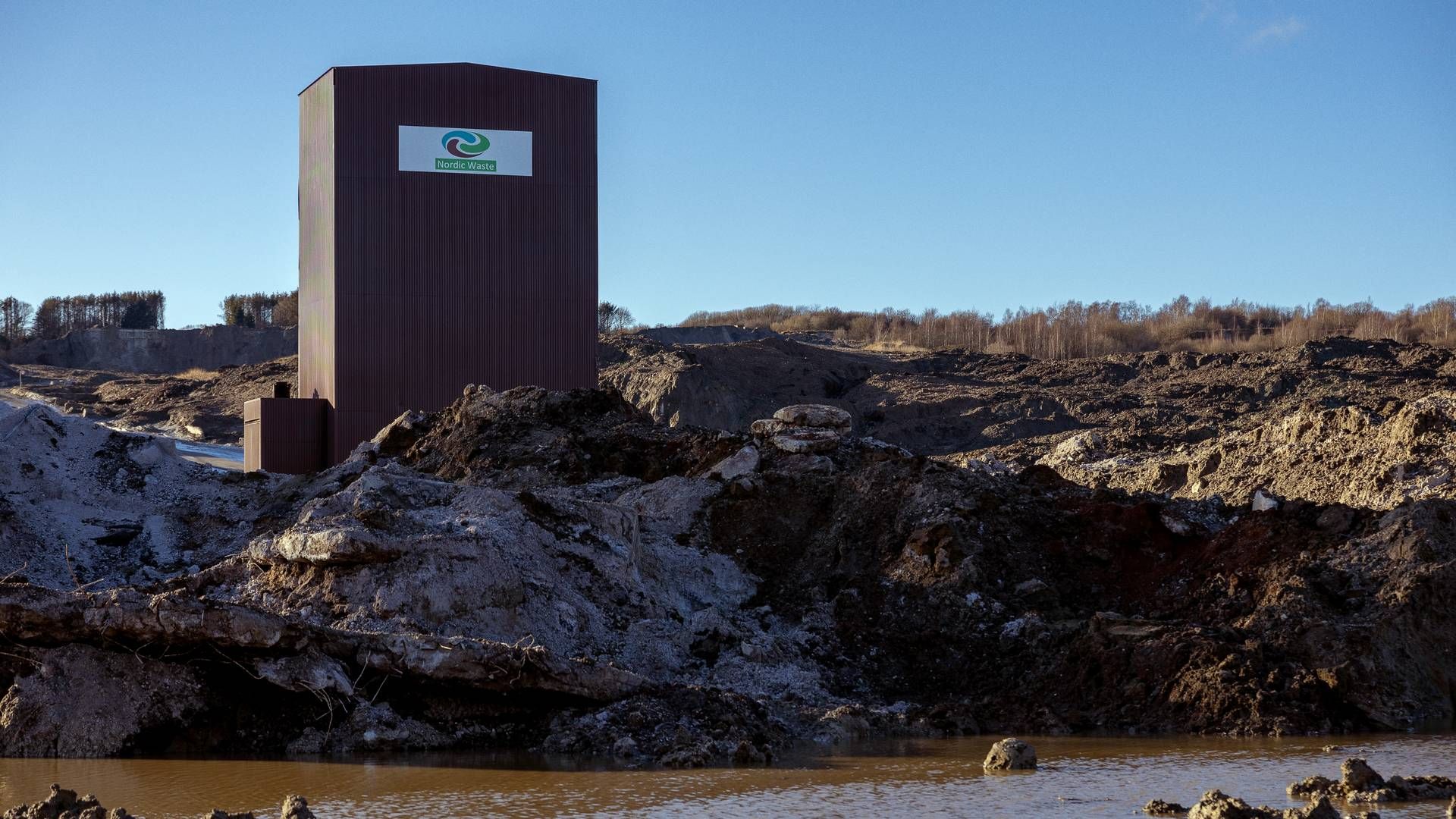 Administrationsbygning, lagerhal og skorsten på Nordic Waste-grunden blev revet ned på grund af det eskalerende jordskred med tre mio. kubikmeter forurenet jord. | Foto: Benny Kjølhede