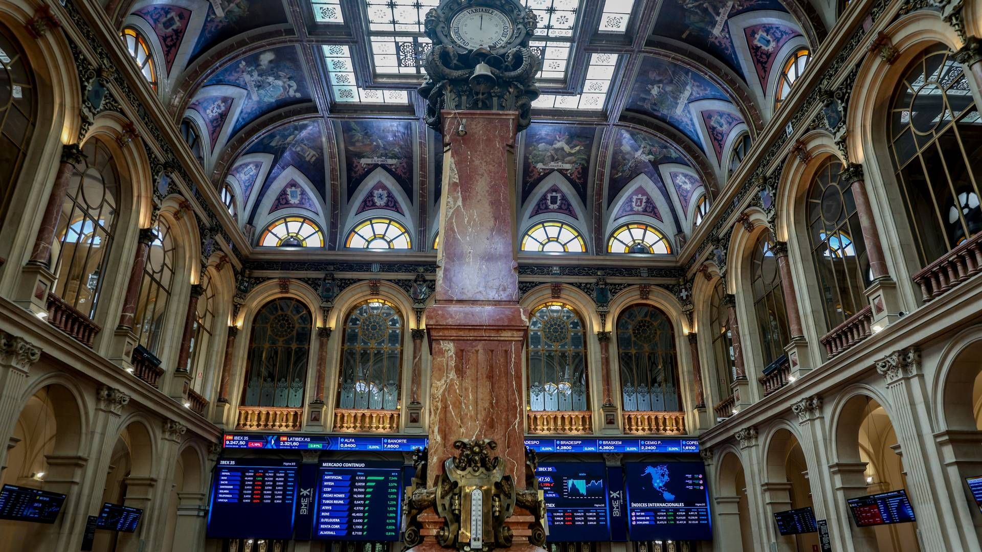 Panels show stock market indexes inside the Palacio de la Bolsa in Madrid, Spain. | Photo: Ricardo Rubio/AP/Ritzau Scanpix