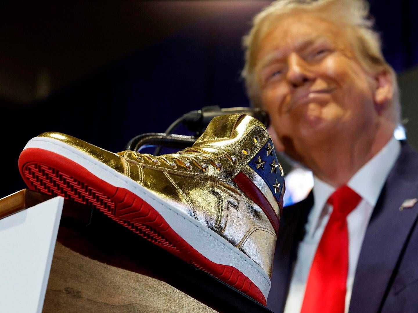 Donald Trump med de gyldne 'Never surrender'-sneakers til Sneaker Con i Philadelphia, Pennsylvania lørdag. | Foto: Chip Somodevilla/AFP/Ritzau Scanpix