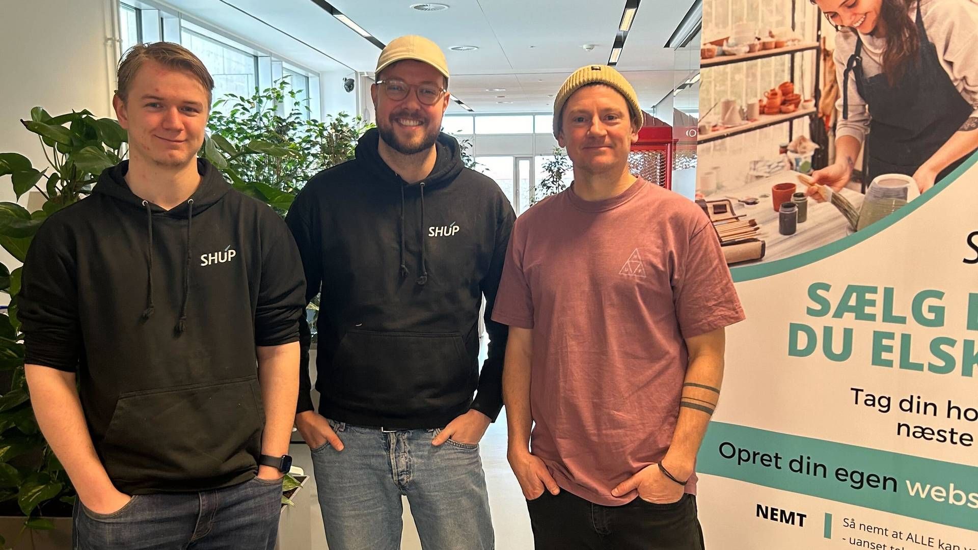 Shup er stiftet af Kristian Falkenberg (til højre). Her står han ved siden af Mathias Spiegelhauer, udvikler (til venstre), og Mikkel Birlø, marketingansvarlig (i midten). | Foto: PR