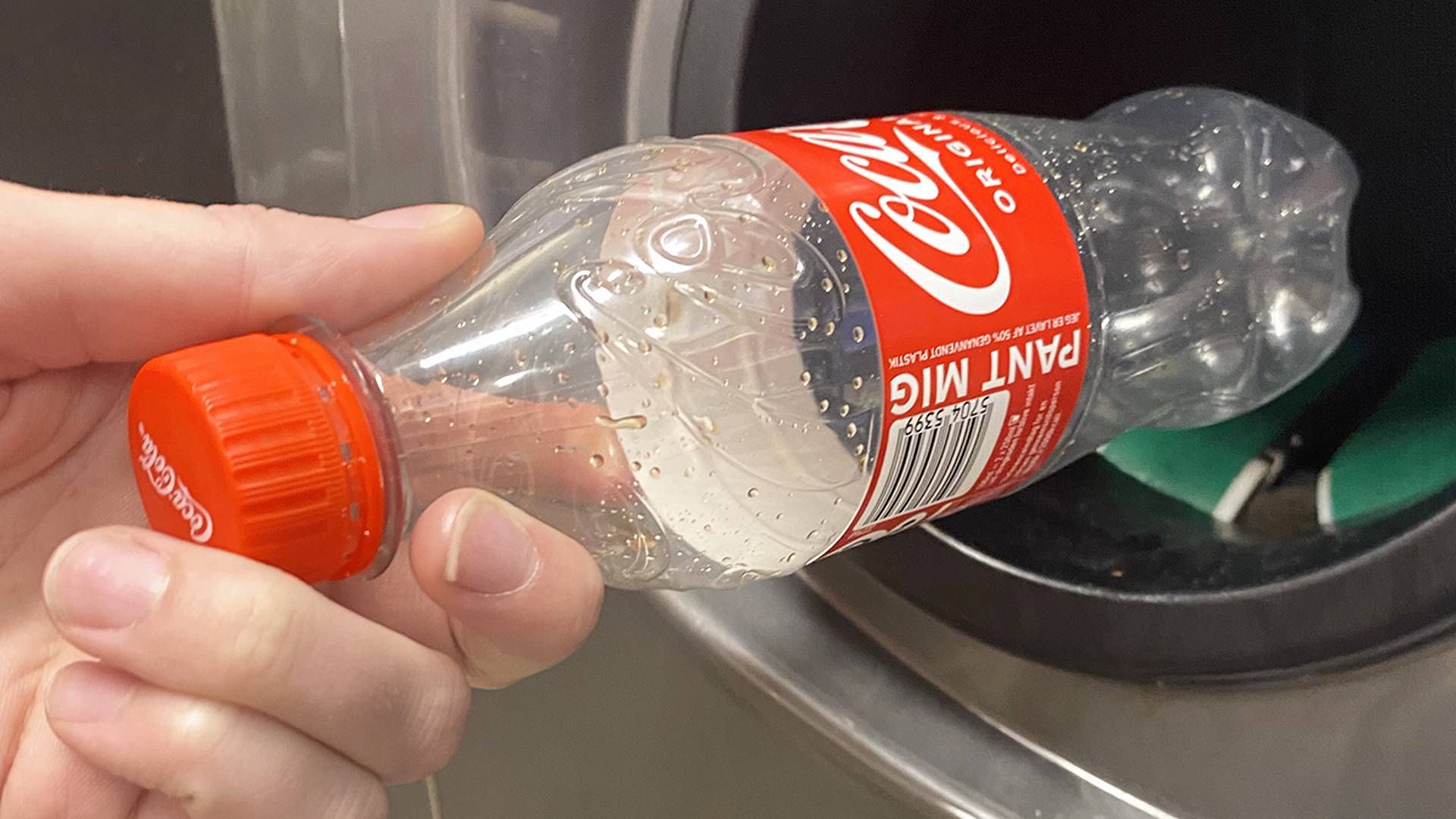 Dansk Retursystem lancerer en kampagne, der skal få forbrugerne til at acceptere, at skruelåget skal blive hængende på flasken, så det ikke ender i naturen. | Foto: Coca-cola Pr