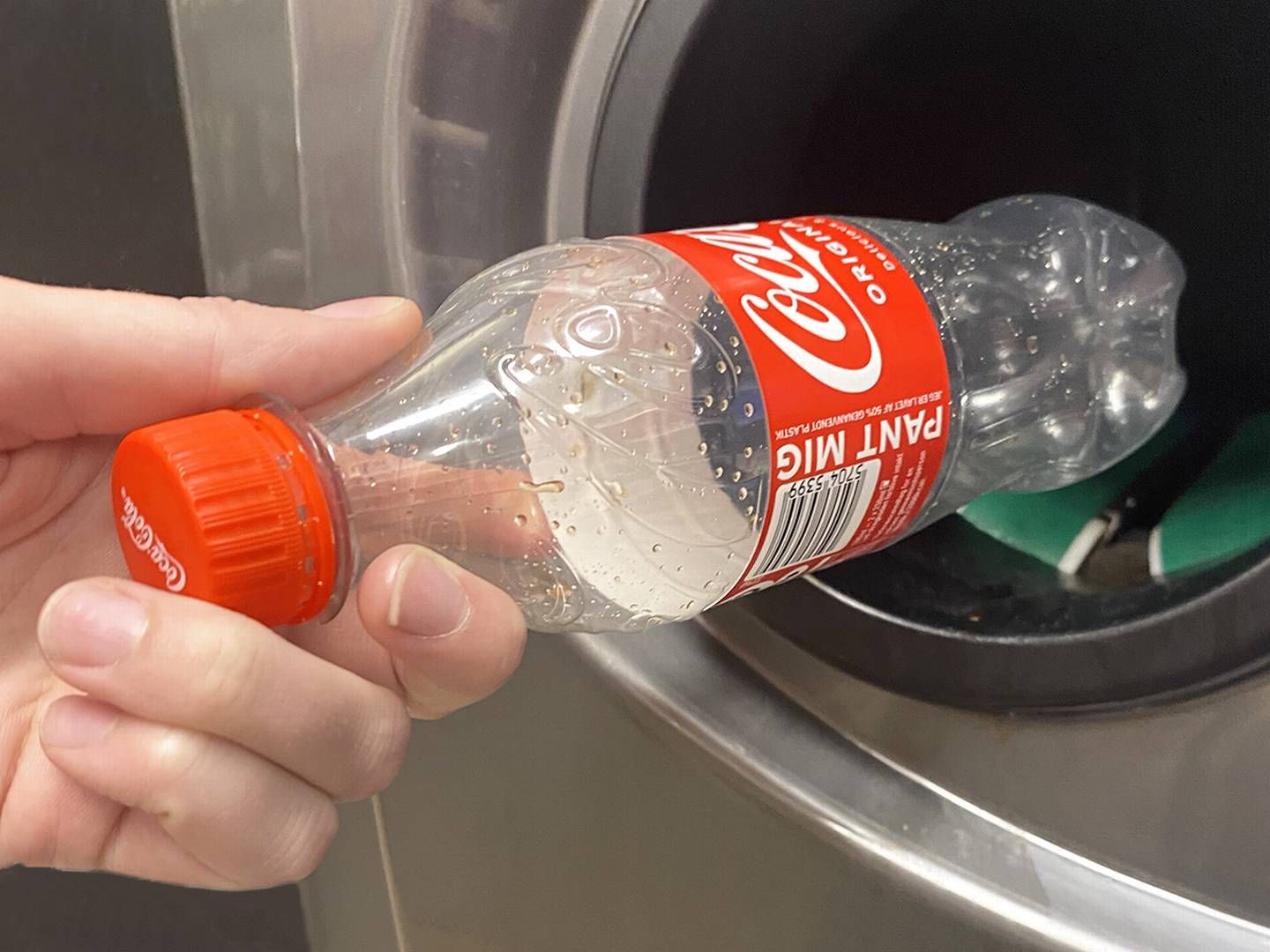 Dansk Retursystem lancerer en kampagne, der skal få forbrugerne til at acceptere, at skruelåget skal blive hængende på flasken, så det ikke ender i naturen. | Foto: Coca-cola Pr