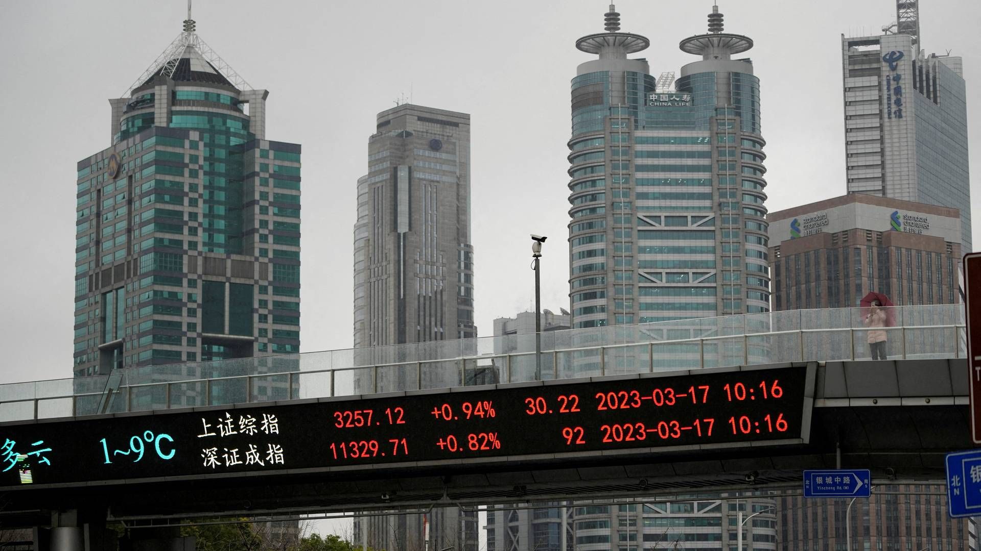 An electronic board shows Shanghai and Shenzhen stock indices at the Lujiazui financial district in Shanghai. | Photo: Aly Song/Reuters/Ritzau Scanpix