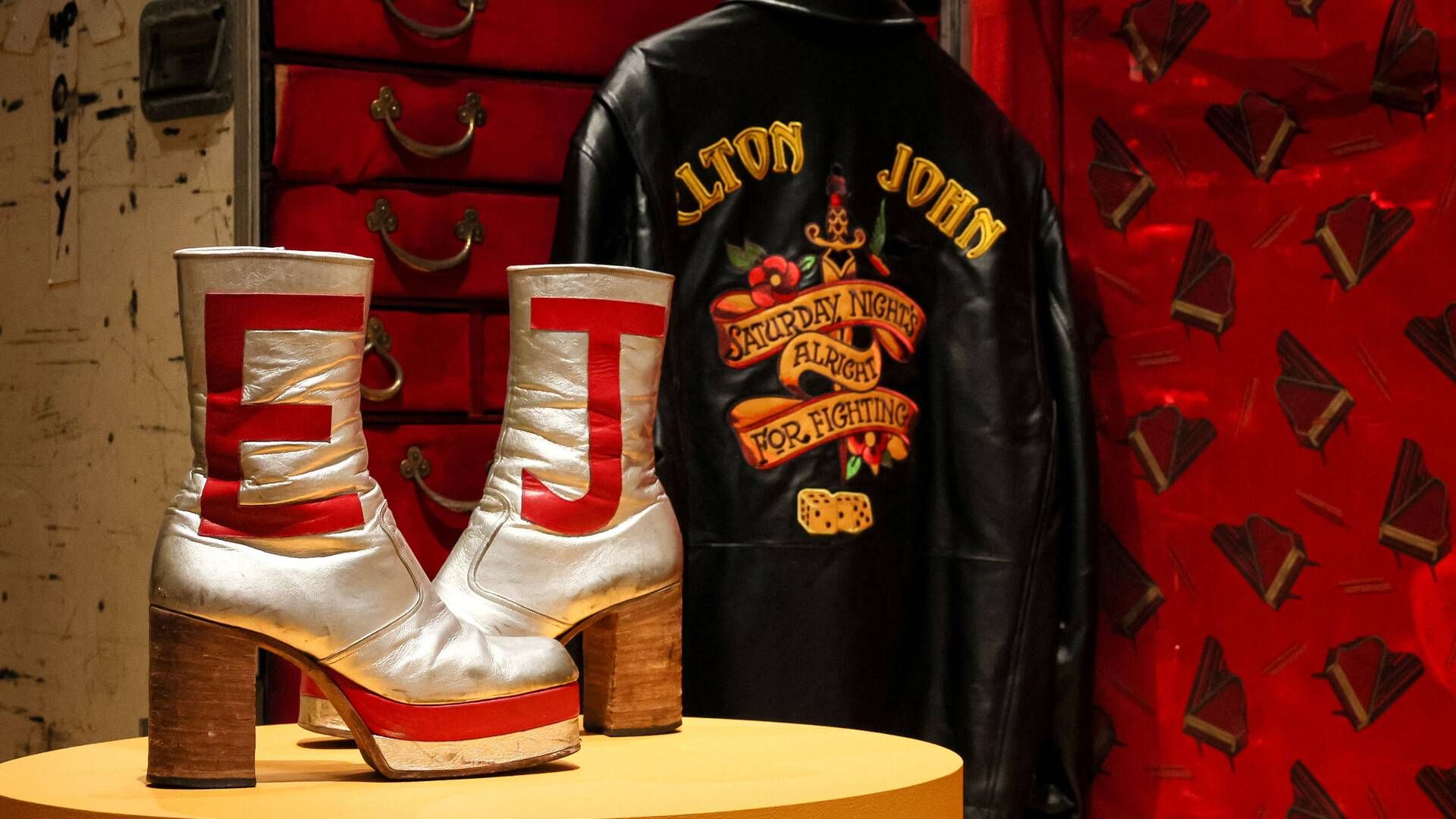 Elton Johns sølvstøvler med bogstaverne E og J på er blandt de genstande, der onsdag er blevet solgt på auktion i New York. | Foto: Brendan McDermid/Reuters