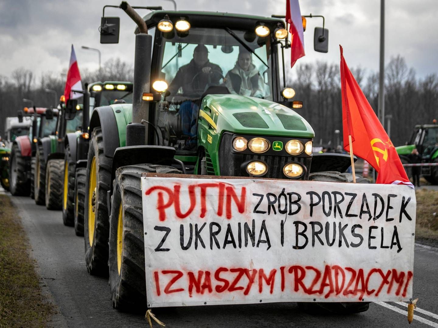 Banneret læser, ifølge Scanpix; "Putin — få styr på Ukraine, Bruxelles og vores regering". | Foto: Grzegorz Celejewski/Reuters/Ritzau Scanpix