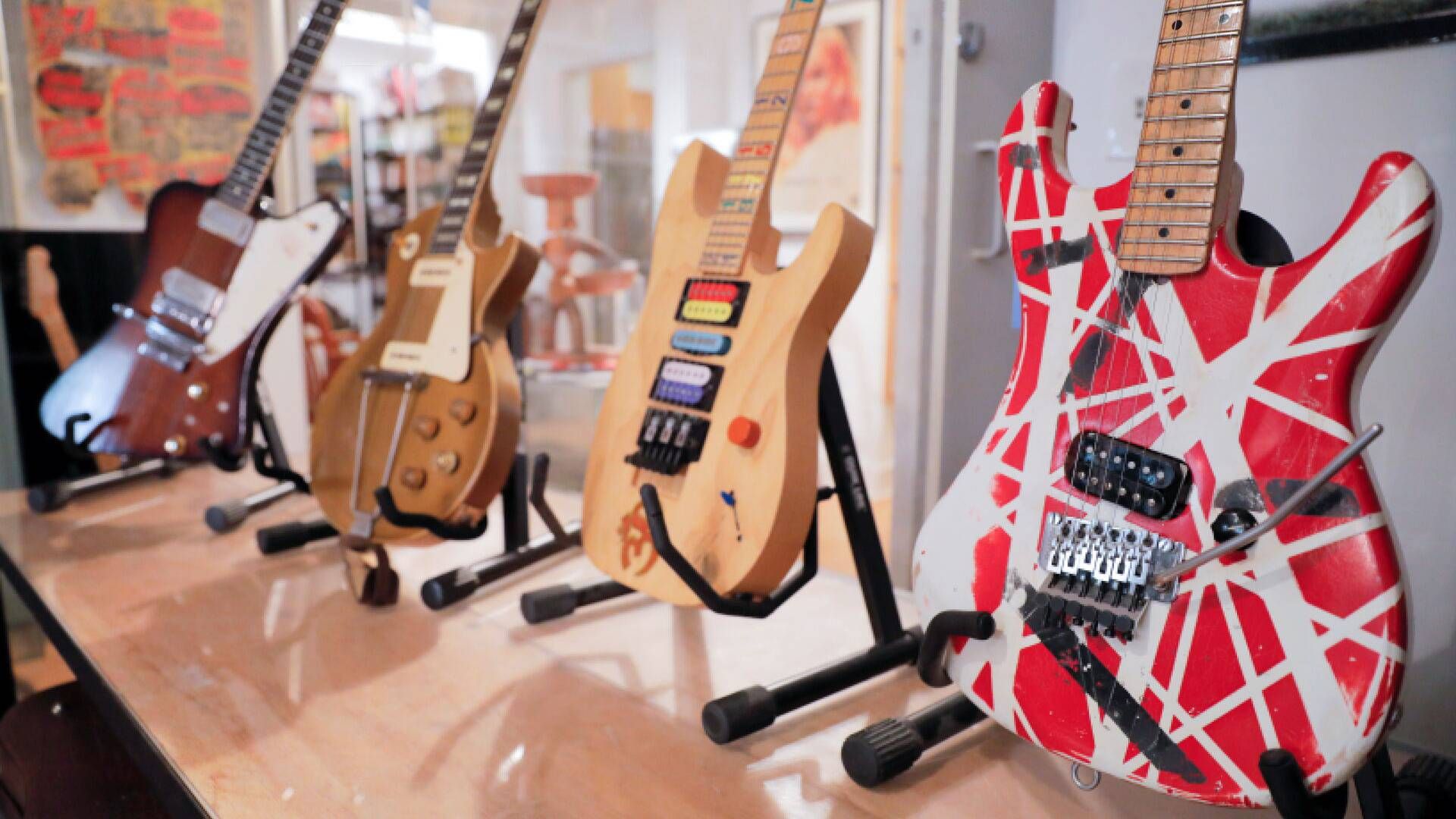 Butikken i London har en scene i kælderen til koncerter, mens forbrugere også vil kunne prøve guitarer af.