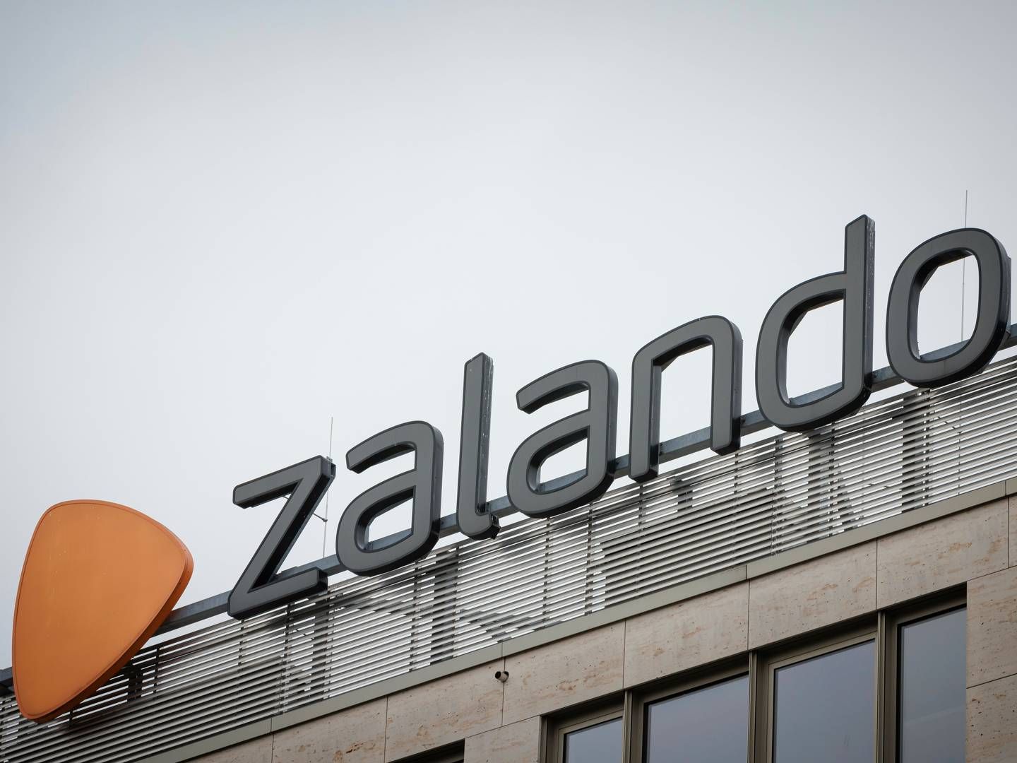 Zalando, der er blandt de førende modeplatforme i Europa, må nu foretage flere ændringer på grund af vildledende markedsføring. | Foto: Felix Zahn/AP/Ritzau Scanpix