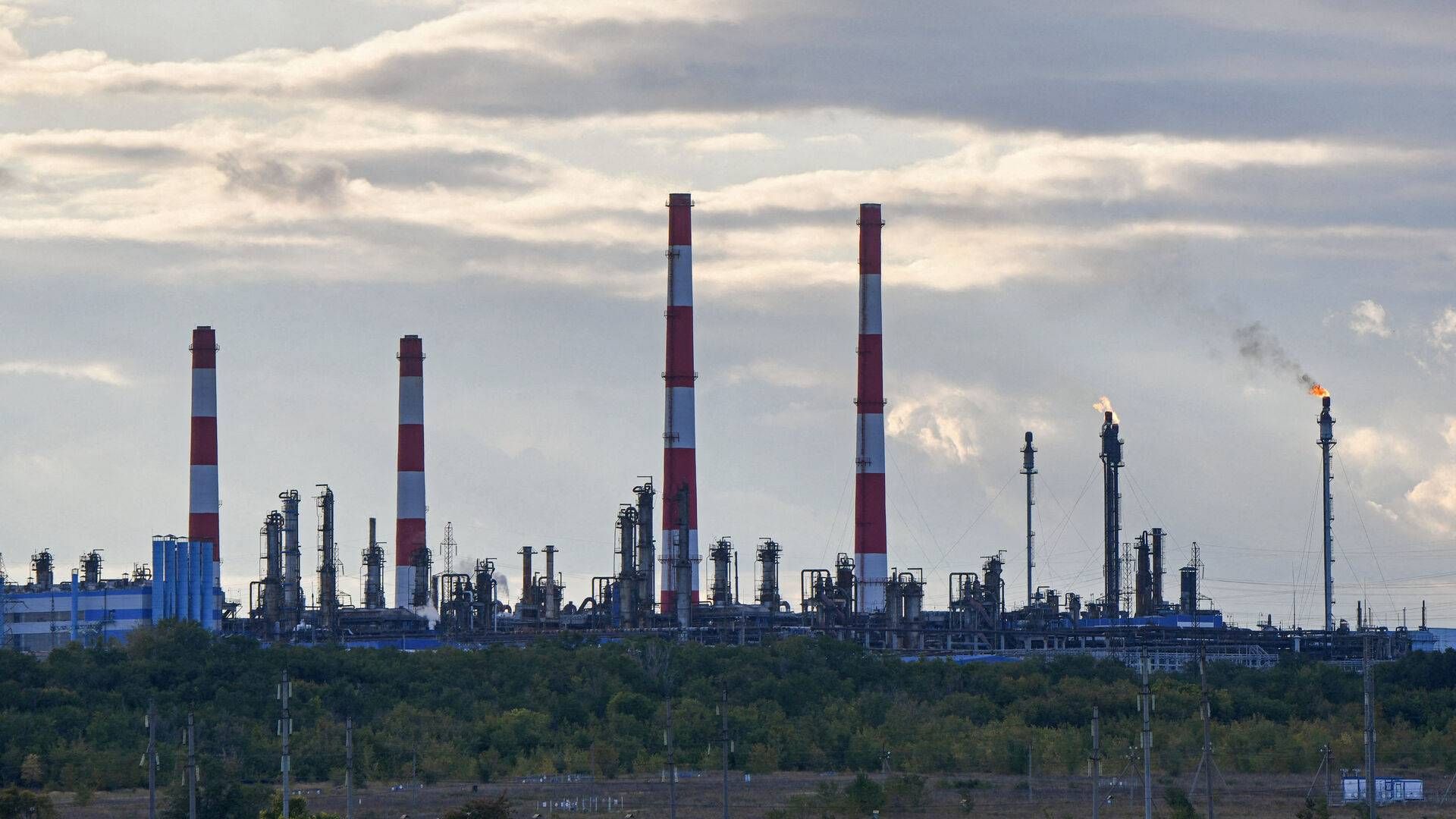 Et russisk gasanlæg i byen Orenburg. Siden krigsudbruddet for to år siden og det deraf følgende fald i russisk gaseksport er danskerne blevet gode til at spare på energien. | Foto: Alexander Manzyuk/Reuters/Ritzau Scanpix