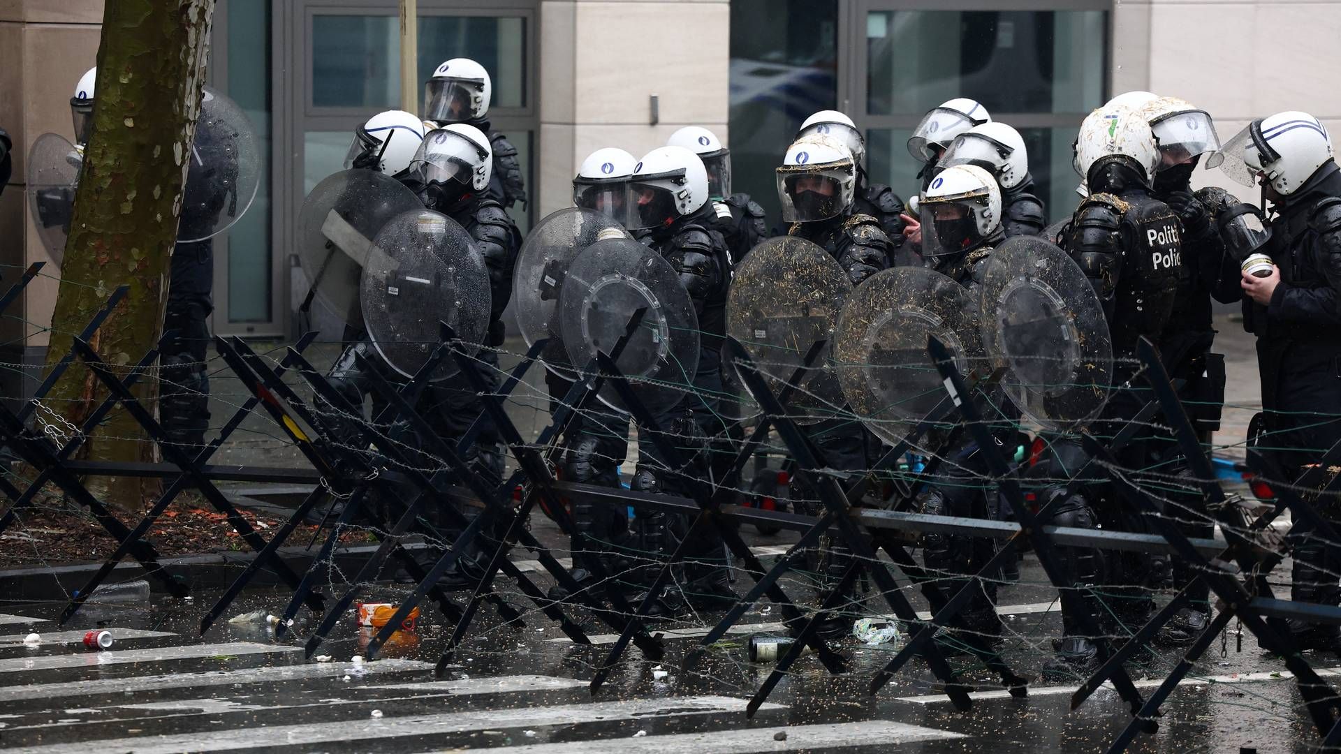 Politiet er mødt talstærkt op for at sikre roen omkring landbrugsministrenes møde mandag. | Foto: Yves Herman/Reuters/Ritzau Scanpix
