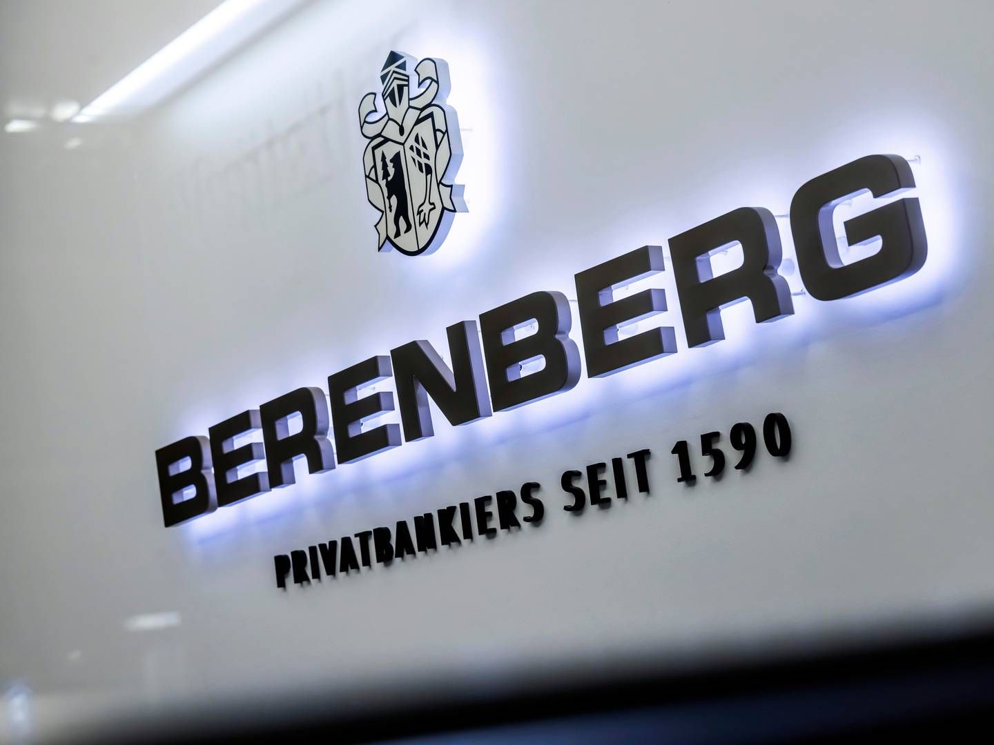Firmenschild von Berenberg | Foto: picture alliance / imageBROKER | Arnulf Hettrich