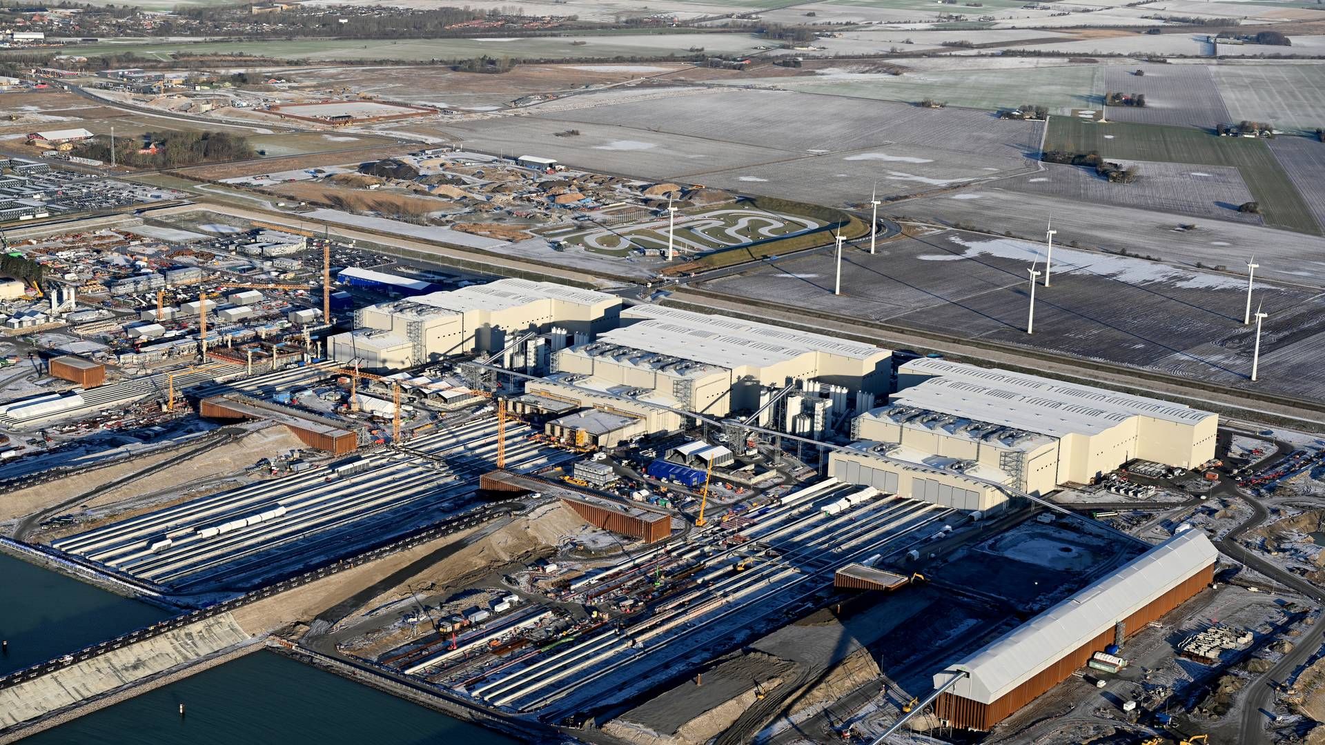 Tunnelelementfabrikken på Rødbyhavn er fuld gang med at producere den 18 km lange Femern-forbindelse mellem Danmark og Tyskland. | Foto: Femern A/S