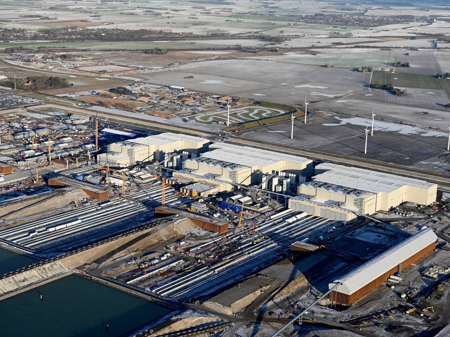 Tunnelelementfabrikken på Rødbyhavn er fuld gang med at producere den 18 km lange Femern-forbindelse mellem Danmark og Tyskland. | Foto: Femern A/S