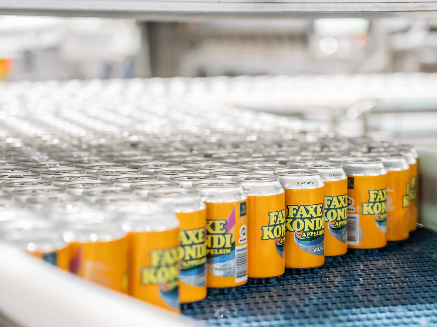 Royal Unibrew lancerede i starten af 2023 sodavanden Faxe Kondi Appelsin. I løbet af året formåede drikkevarekoncernen at løfte sin omsætning, og forventer at ramme vigtig milepæl i år som følge af blandt andet kommende store sportsbegivenheder. | Foto: Pr/ Royal Unibrew