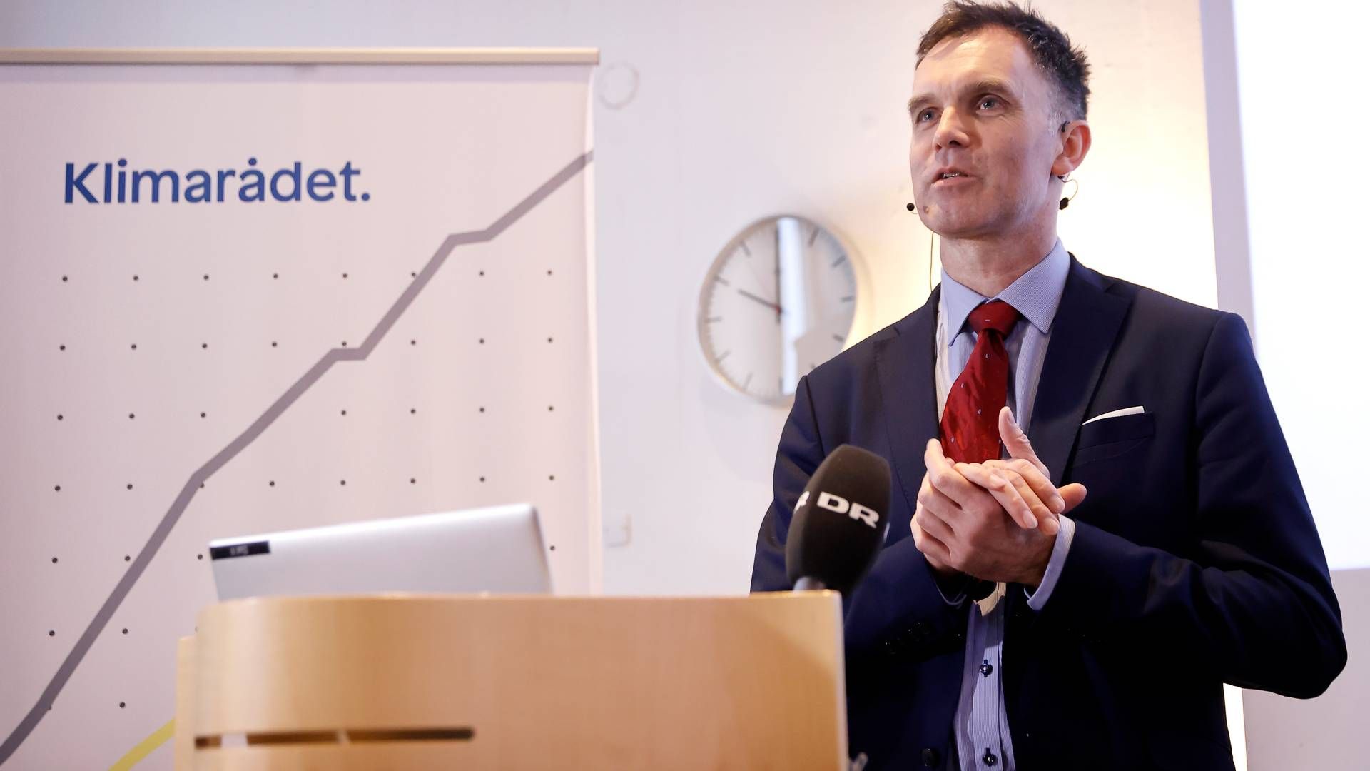 Peter Møllgaard, Klimarådets formand samt professor og dekan ved Syddansk Universitet, da han præsenterer en af de tidligere klimarapporter. | Foto: Jens Dresling