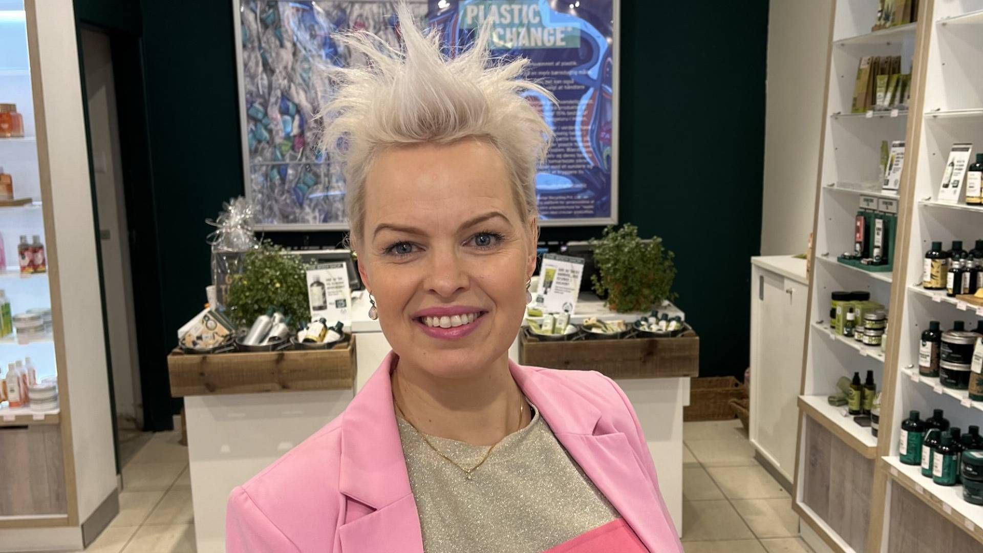 Ann Katrine Granat Sørensen har drevet The Body Shop-butikken i Vejle i 20 år. Lige nu får hun ikke leveret varer, men hun forventer, at der er en fremtid for butikken. | Foto: The Body Shop, Vejle