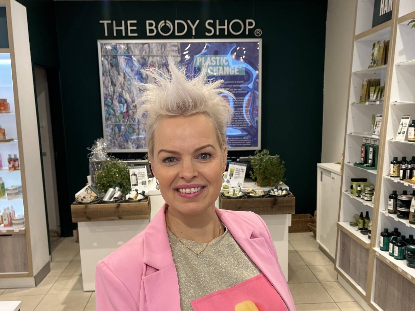 Ann Katrine Granat Sørensen har drevet The Body Shop-butikken i Vejle i 20 år. Lige nu får hun ikke leveret varer, men hun forventer, at der er en fremtid for butikken. | Foto: The Body Shop, Vejle