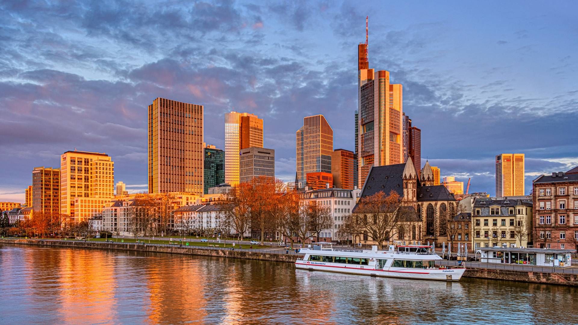 Skyline von Frankfurt in der Morgensonne | Foto: picture alliance / greatif | Florian Gaul