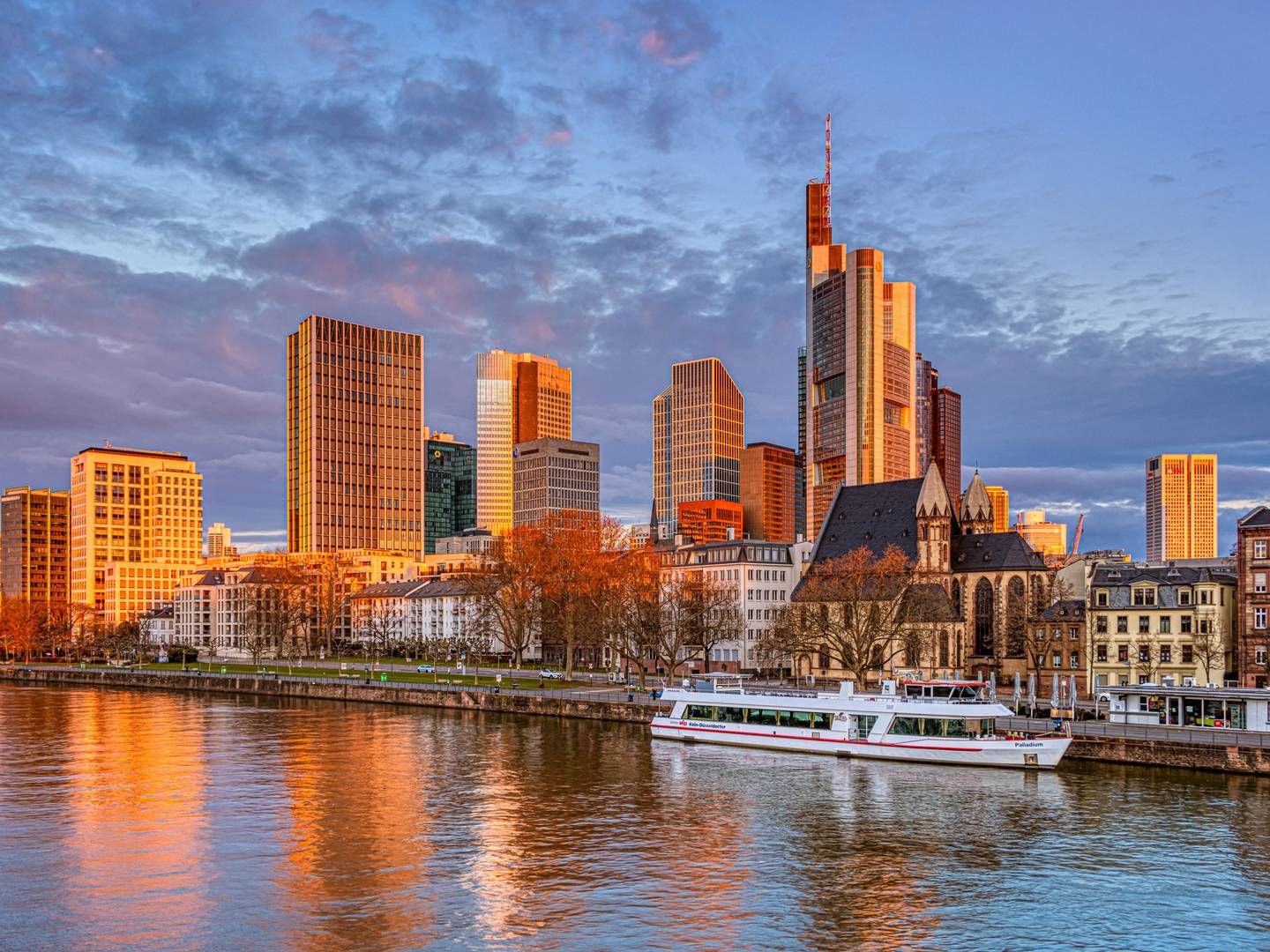 Skyline von Frankfurt in der Morgensonne | Foto: picture alliance / greatif | Florian Gaul
