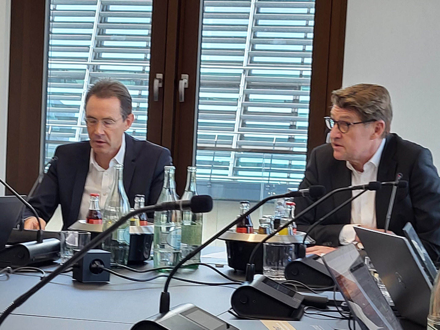 Marc Heß, Finanzvorstand und Jochen Klösges, Vorstandschef der Aareal Bank, auf der Jahrespressekonferenz in Frankfurt. | Foto: Daniel Rohrig