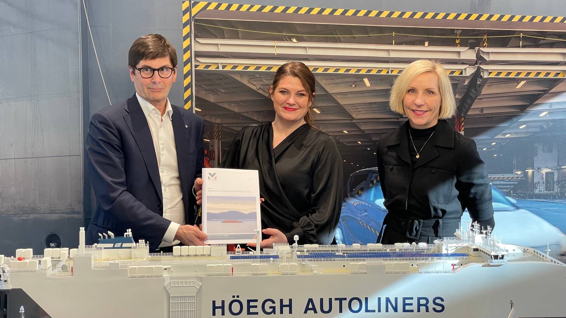 From left: Even Aas, chairman of the board of the Maritime Forum, Cecilie Myrseth, minister for fisheries and oceans, and Lise Duetoft, head of strategy and analysis at Höegh Autoliners. | Photo: Idha Toft Valeur