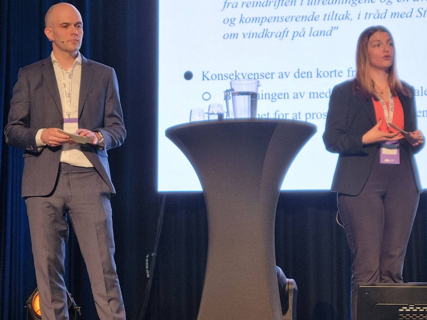 VINDKRAFT ETTER FOSEN: Pål Martin Abell og Ivana Filipovic fra advokatfirmaet Haavind på PTK-konferansen. | Foto: Linda Sandvik/EnergiWatch