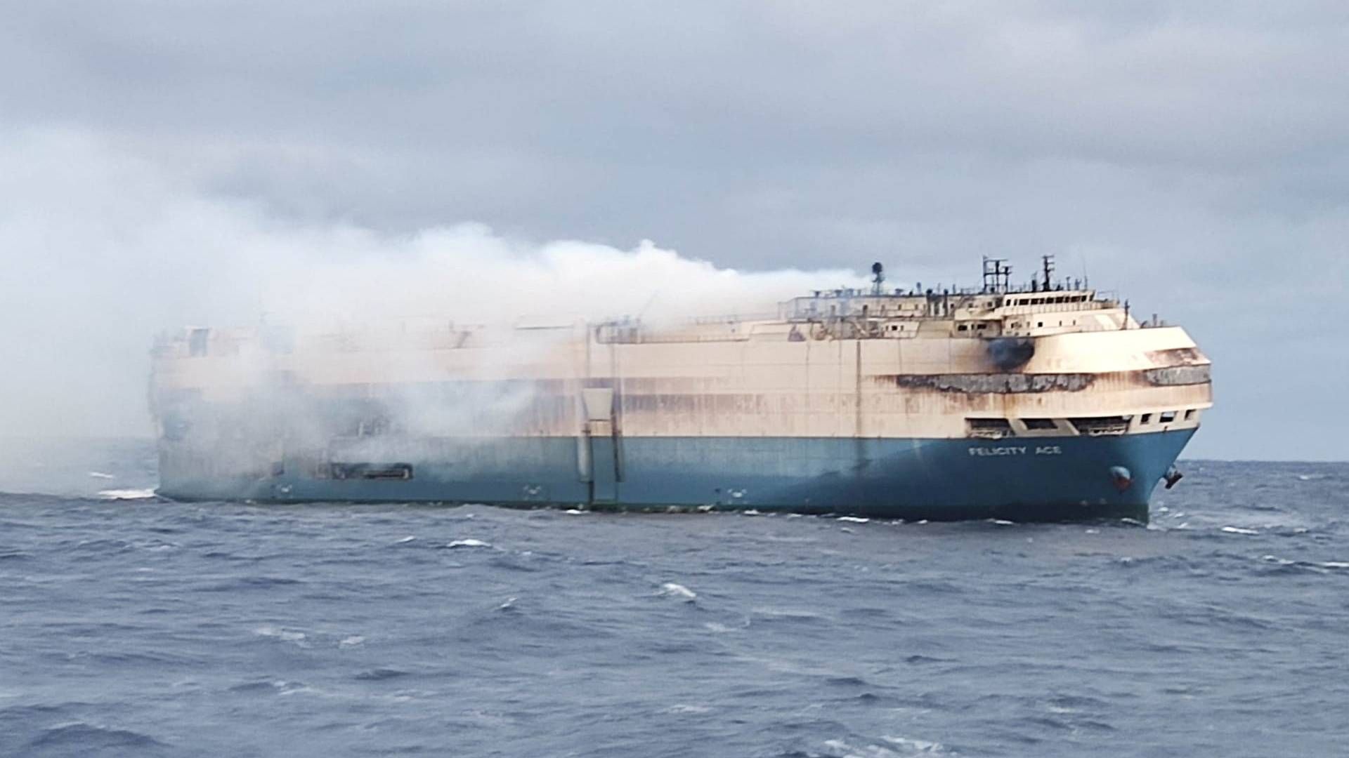 Skibet Felicity Ace, som var på vej fra Emden i Tyskland, hvor Volkswagen har en fabrik, til Davisville i den amerikanske stat Rhode Island, brænder mere end 100 km fra Azorerne i Portugal den 18. februar 2022.