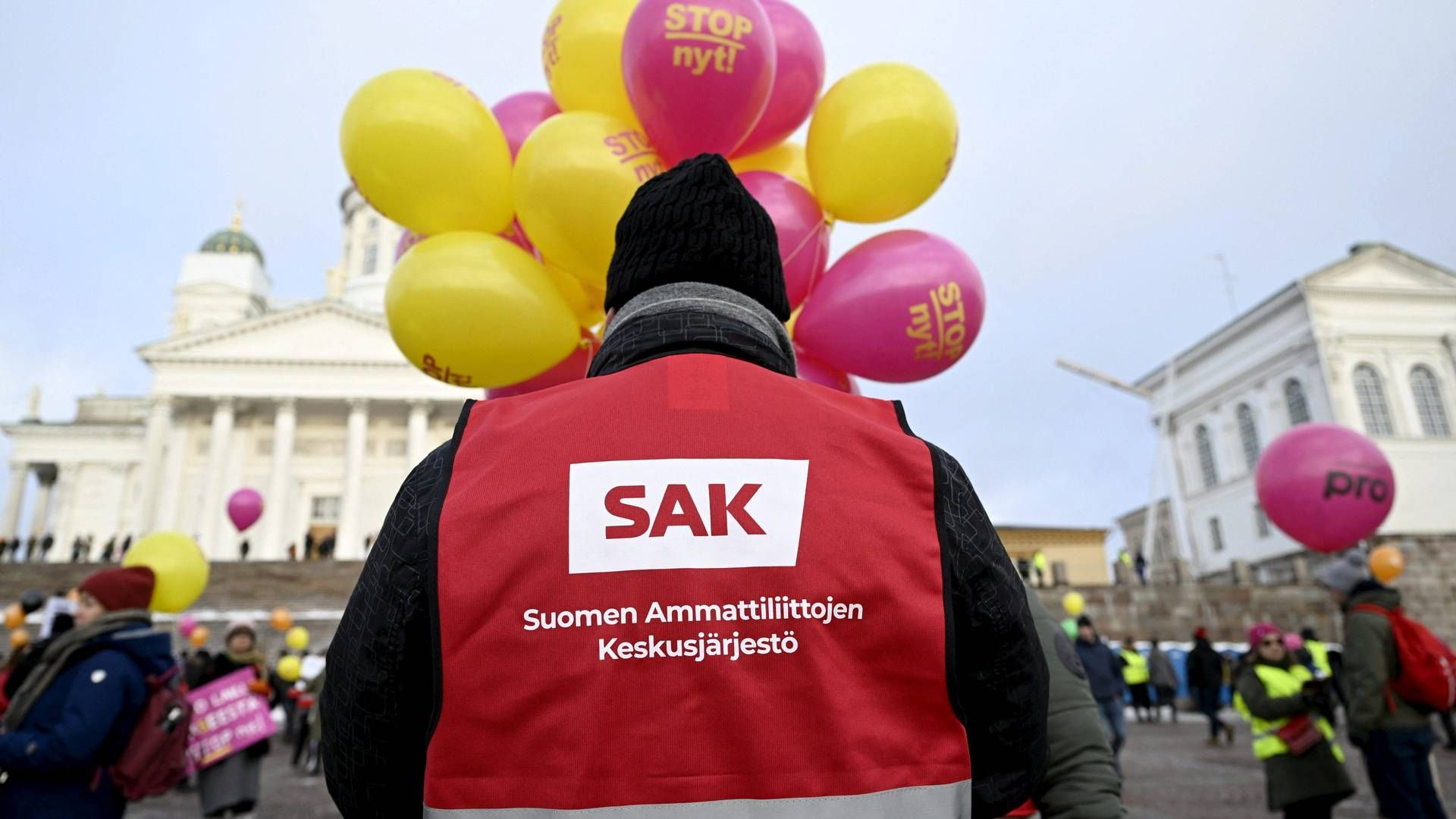 Arkivfoto. En mand iført en rød vest fra de finske fagforeningers centralorganisation (SAK) deltager i Stop Now! demonstrationen mod Finlands regerings arbejdsmarkedspolitik.
