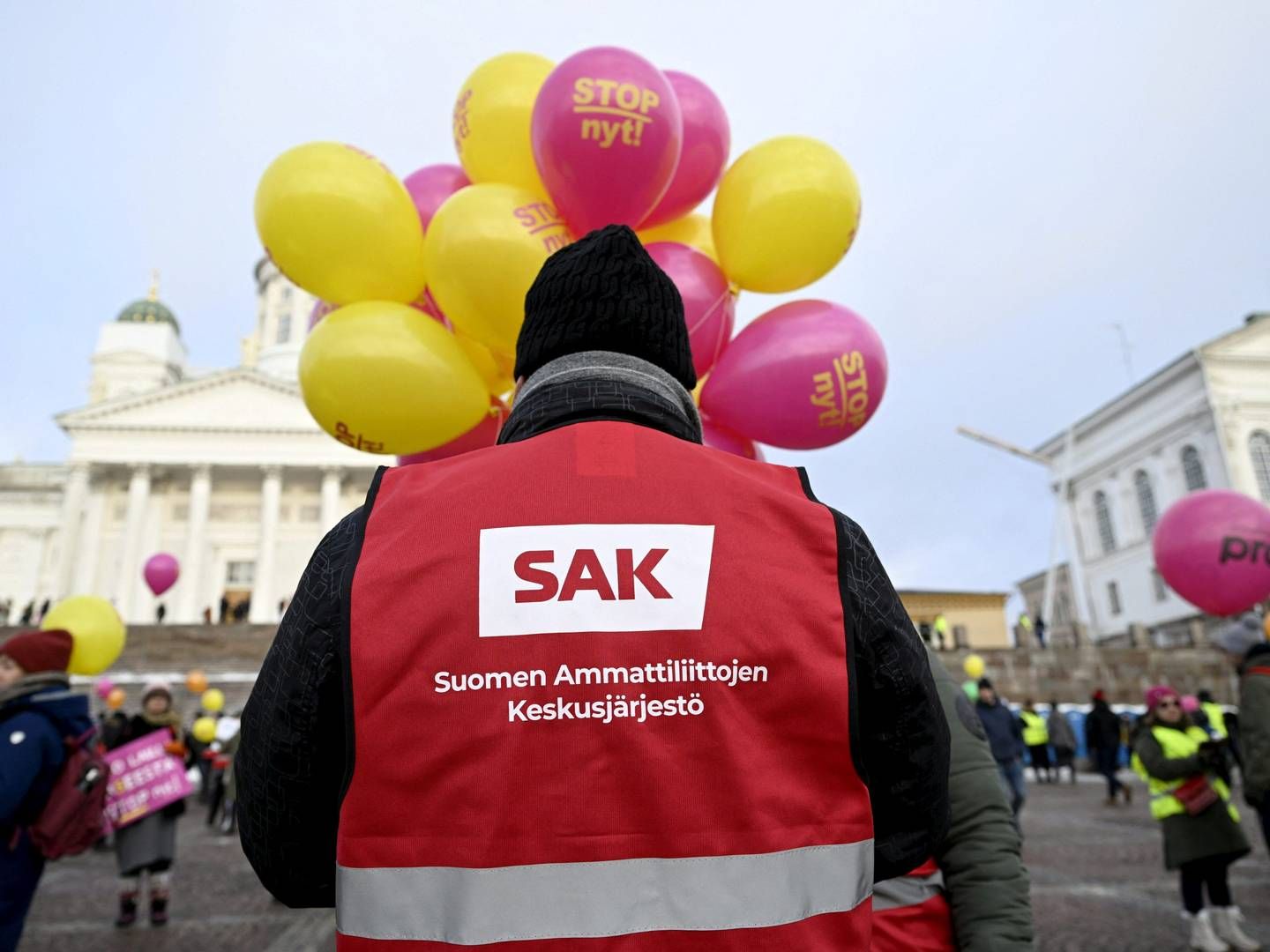 Arkivfoto. En mand iført en rød vest fra de finske fagforeningers centralorganisation (SAK) deltager i Stop Now! demonstrationen mod Finlands regerings arbejdsmarkedspolitik.