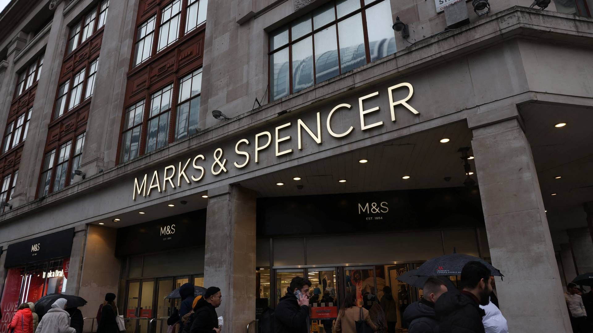 Marks & Spencer står bag stormagasiner og kiosklignende dagligvarebutikker i Storbritannien. | Foto: Hollie Adams