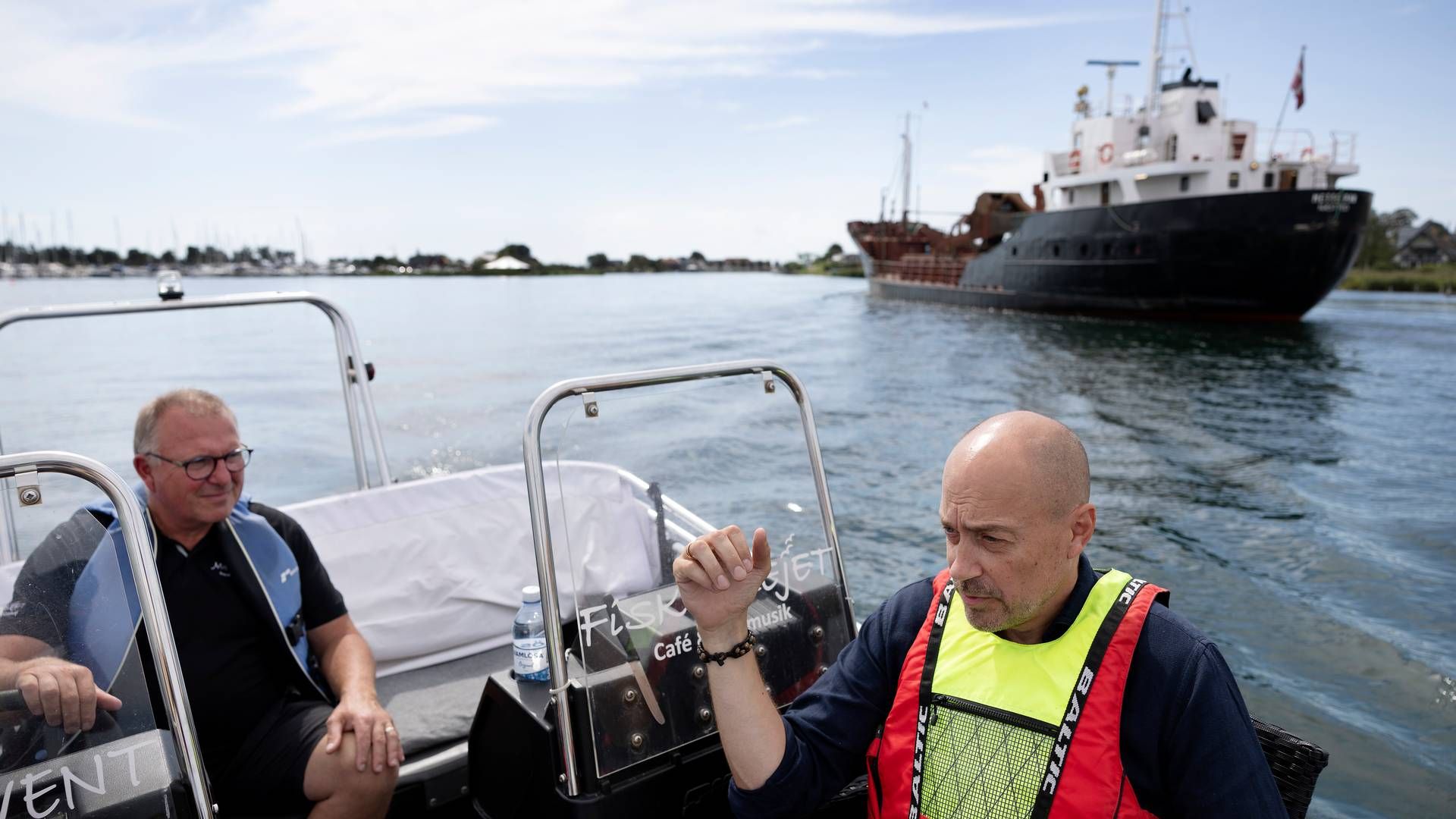 Magnus Heunicke interviewes om fiskenes og havets tilstand - foregår delvis ombord på speedbåd i Karrebæksminde i august 2023. | Foto: Thomas Borberg