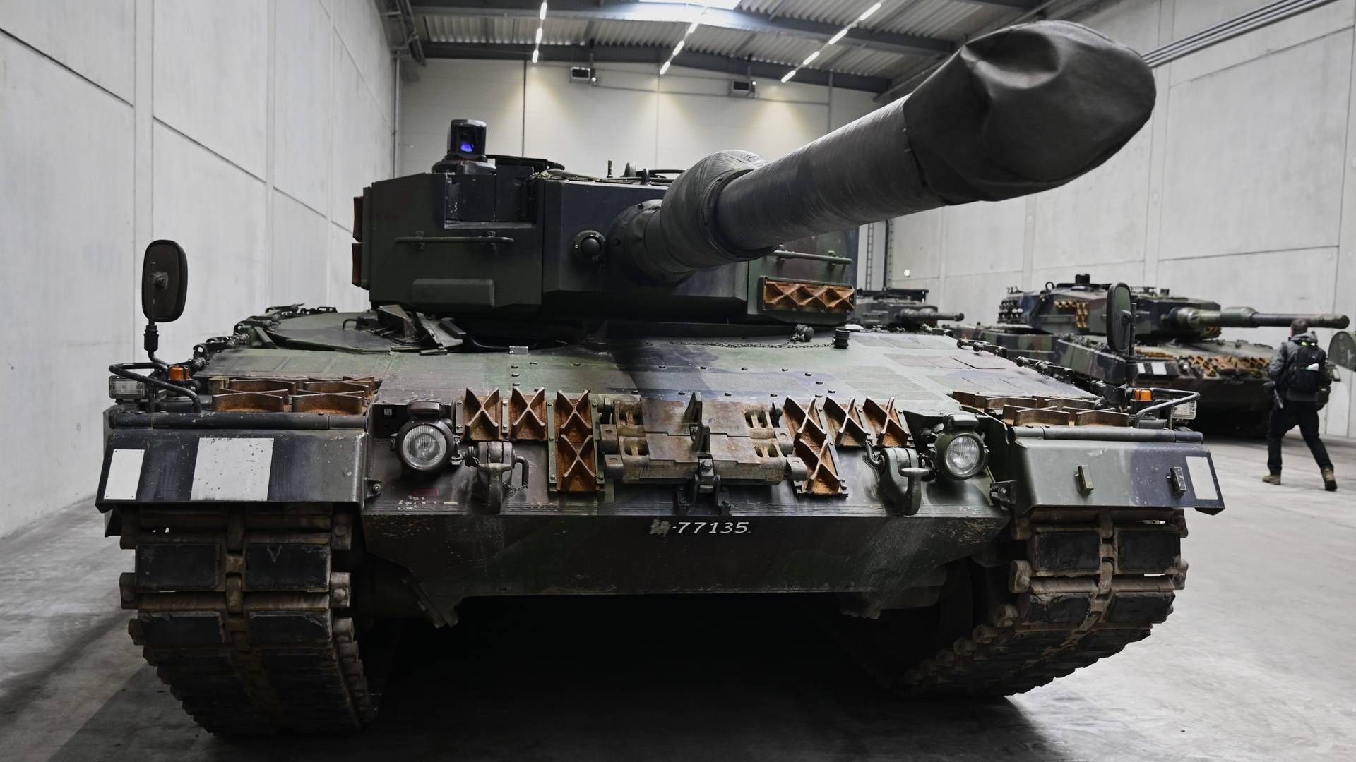 Leopard-2-Panzer in einer Produktionsstätte. | Foto: picture alliance / ASSOCIATED PRESS | Fabian Bimmer
