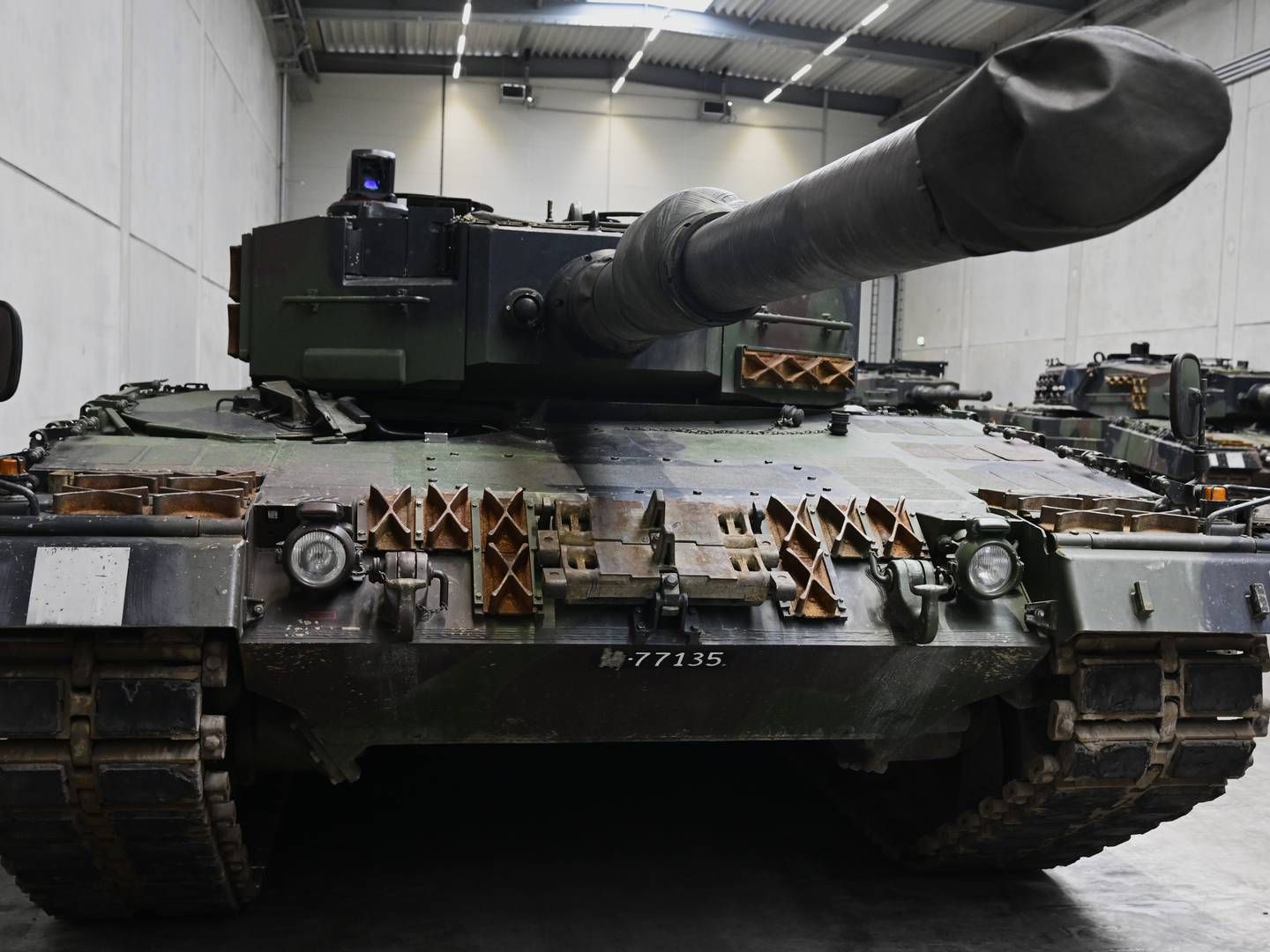 Leopard-2-Panzer in einer Produktionsstätte. | Foto: picture alliance / ASSOCIATED PRESS | Fabian Bimmer
