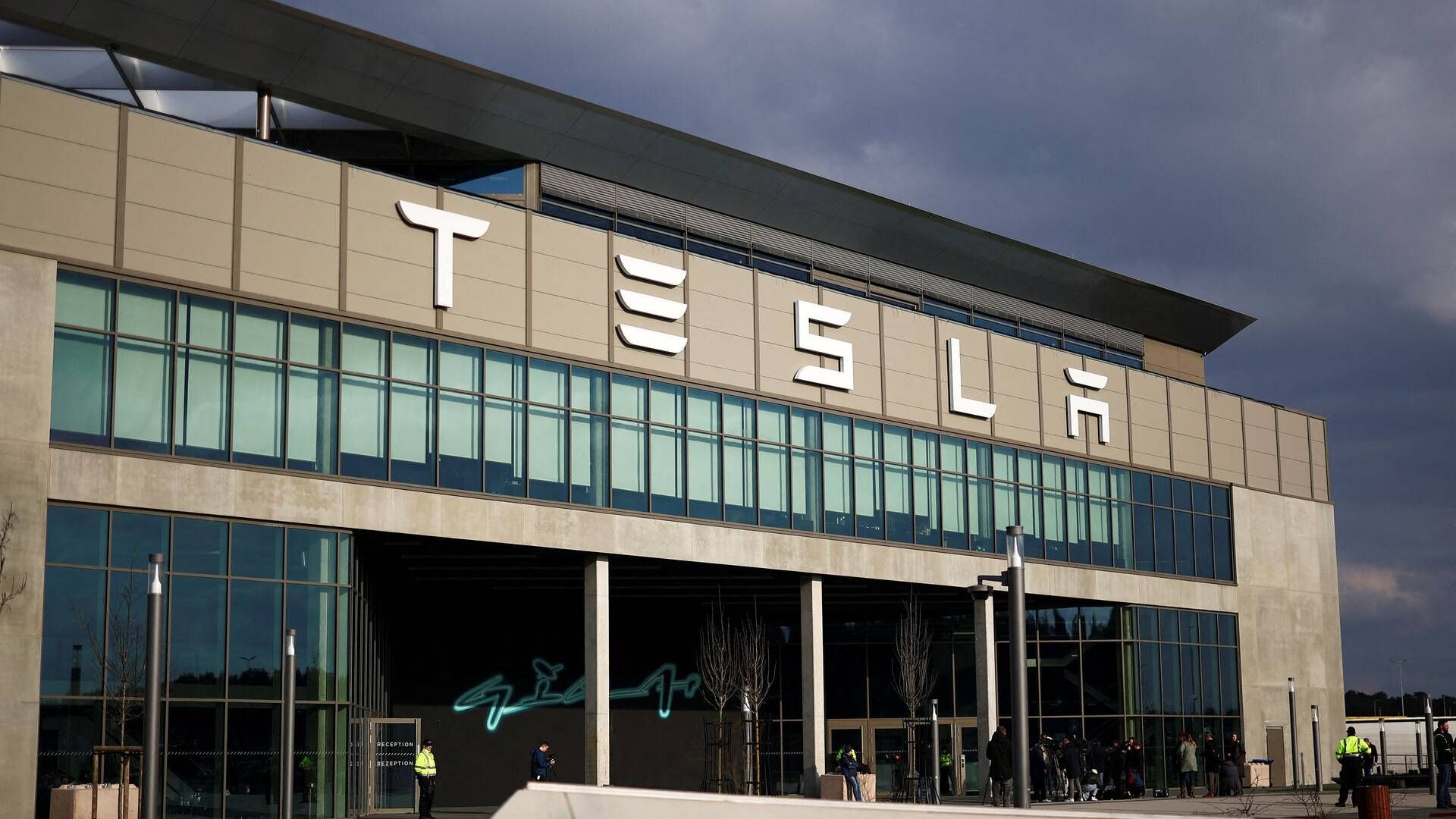 Det er de tyske fabriksarbejdere på Teslas store fabrik uden for Berlin, som Dansk Metal håber at få med i fælles front mod elbilproducenten. | Foto: Lisi Niesner/Reuters/Ritzau Scanpix