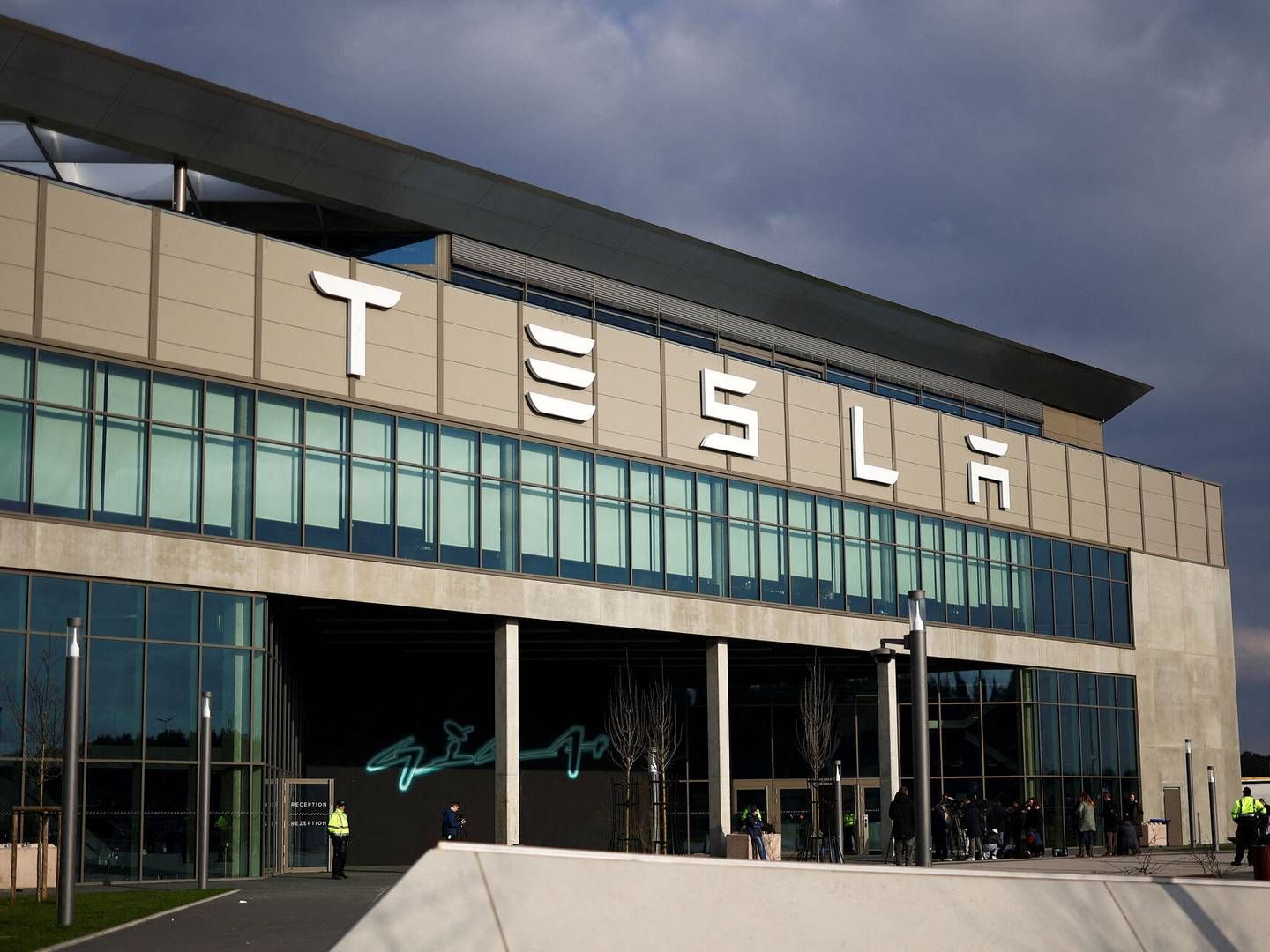 Det er de tyske fabriksarbejdere på Teslas store fabrik uden for Berlin, som Dansk Metal håber at få med i fælles front mod elbilproducenten. | Foto: Lisi Niesner/Reuters/Ritzau Scanpix