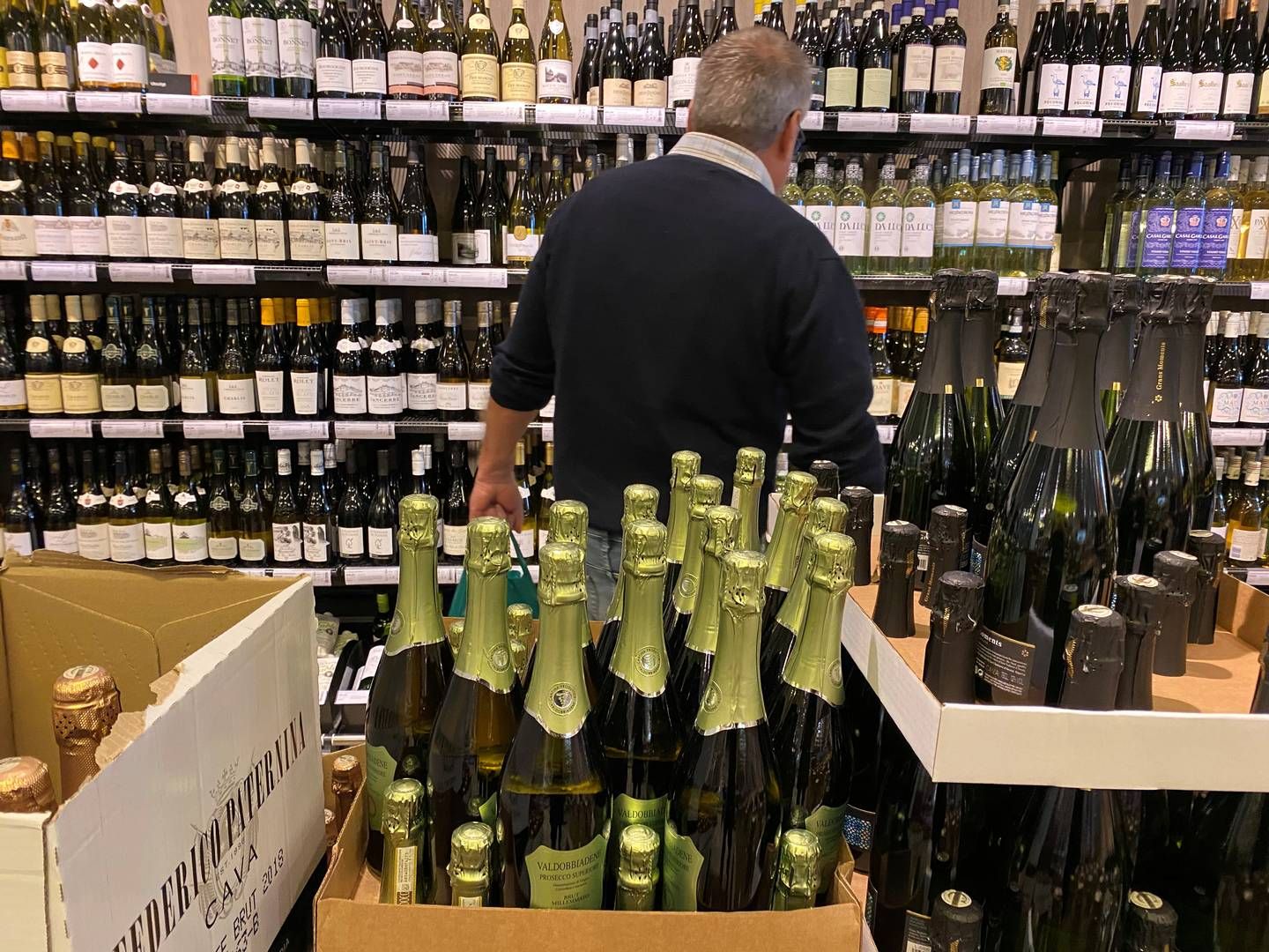 I 2020 og 2021 steg salget af alkohol i Norge meget. Nu er niveauet tilbage før. Billede fra 2020 i en Vinmonopolet-butik i Halden, Norge. Foto: Staff/Reuters/Ritzau Scanpix