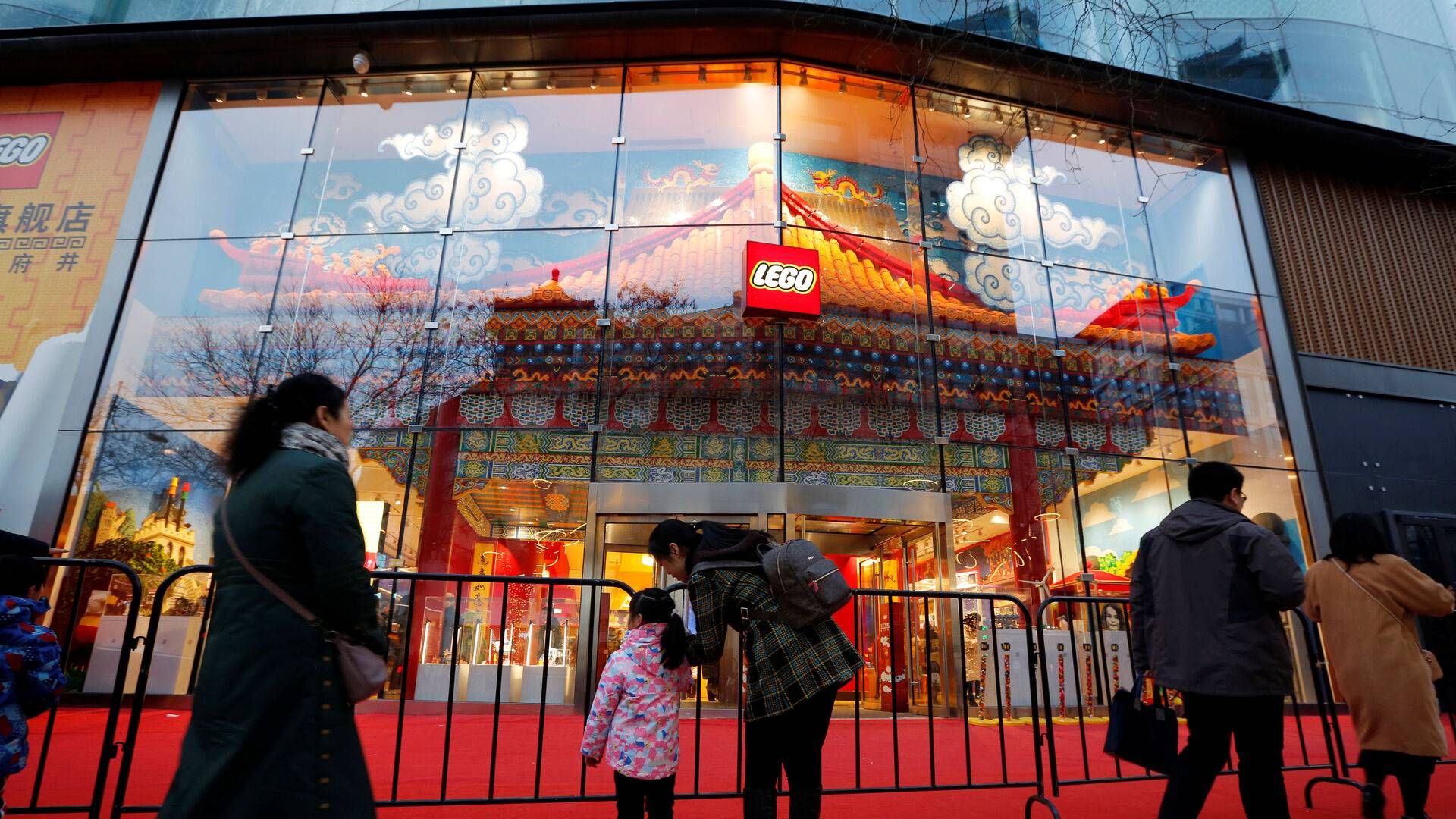 Lego åbnede 81 nye butikker i Kina sidste år, hvor koncernen i alt rundede 1031 Lego-brandede butikker globalt. Omkring halvdelen ligger i Kina. | Foto: Florence Lo/Reuters/Ritzau Scanpix