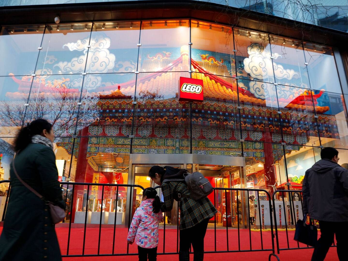 Lego åbnede 81 nye butikker i Kina sidste år, hvor koncernen i alt rundede 1031 Lego-brandede butikker globalt. Omkring halvdelen ligger i Kina. | Foto: Florence Lo/Reuters/Ritzau Scanpix