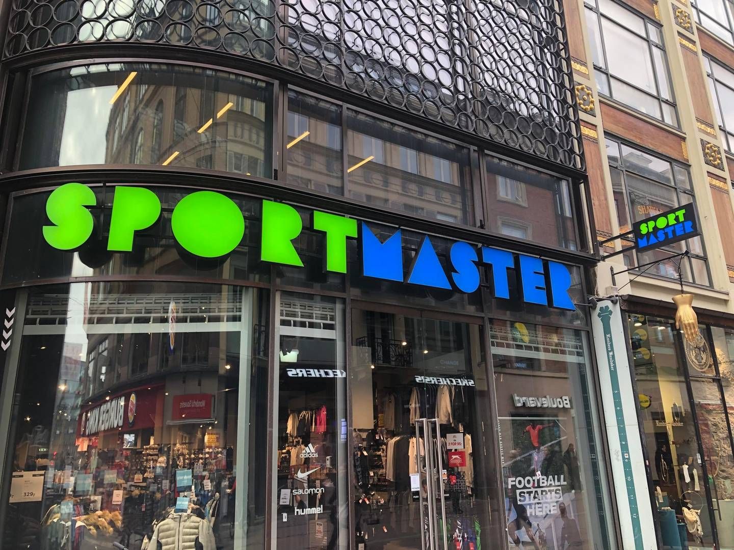 Det karakteristiske grønne og blå Sportmaster-logo vil efter planen over de kommende to år blive udskiftet til et blåt og rødt Sports World-logo. | Foto: Alexander Thorup/detailwatch