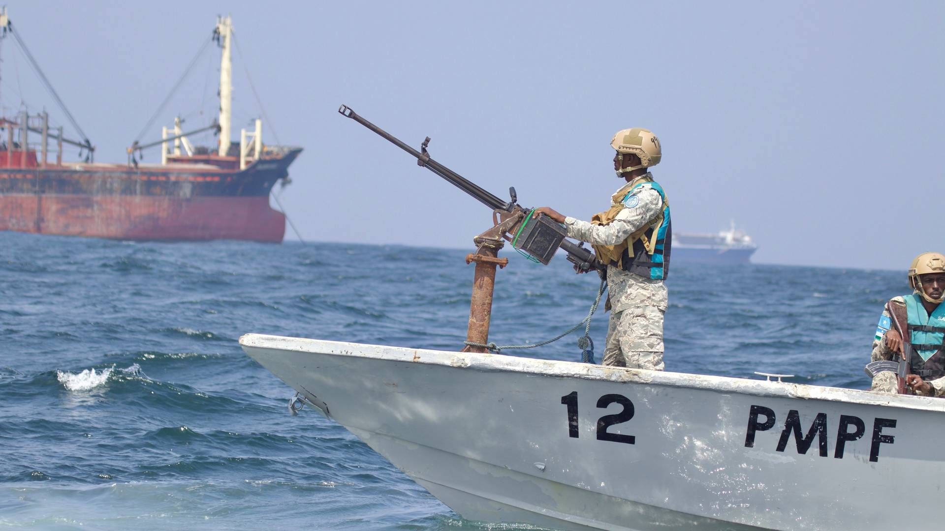 UK Maritime Trade Operations, UKMTO, skriver på sin hjemmeside, at et skib er blevet boardet 600 sømil fra Mogadishu, der er hovedstaden i Somalia.