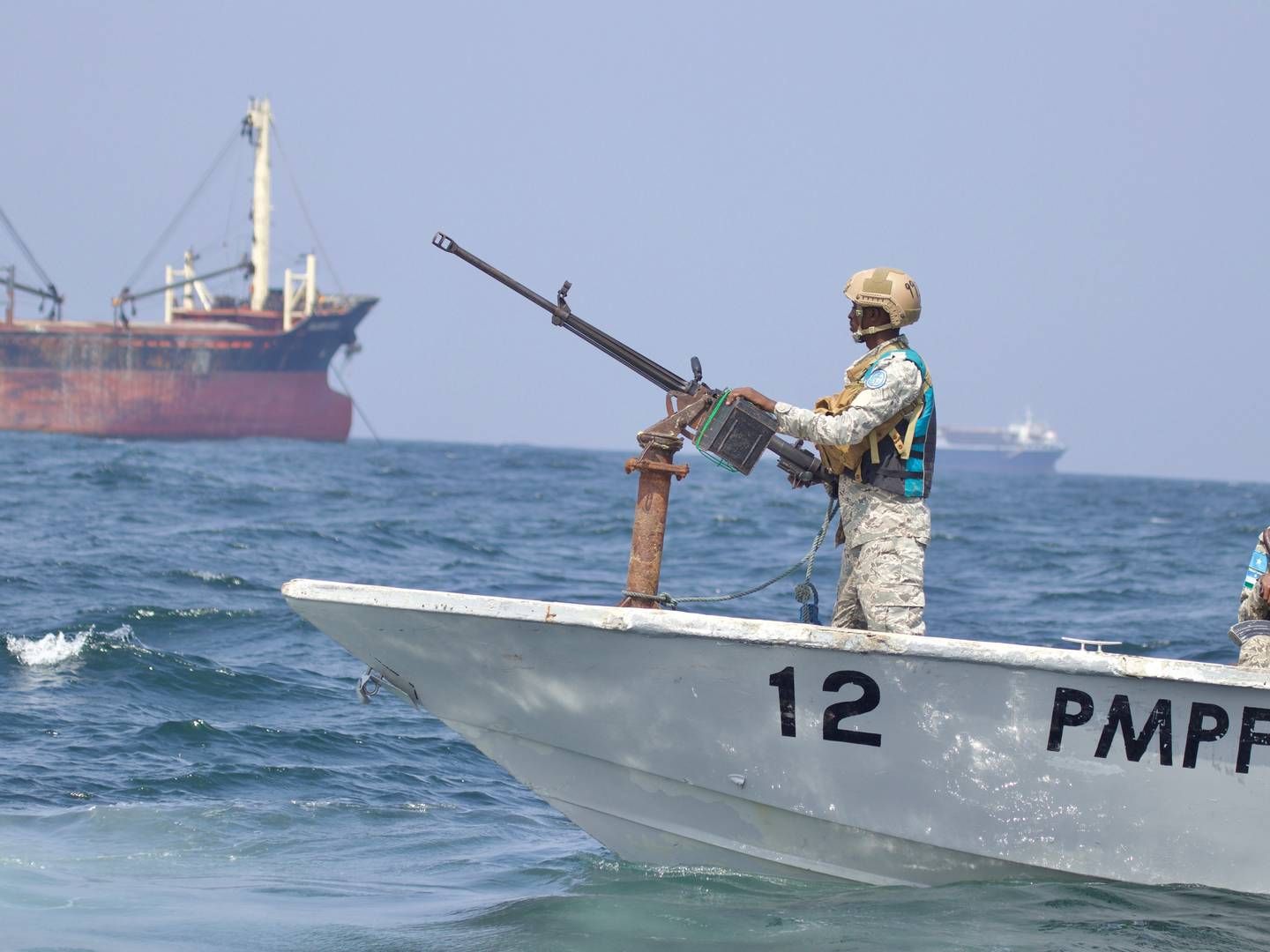 UK Maritime Trade Operations, UKMTO, skriver på sin hjemmeside, at et skib er blevet boardet 600 sømil fra Mogadishu, der er hovedstaden i Somalia.