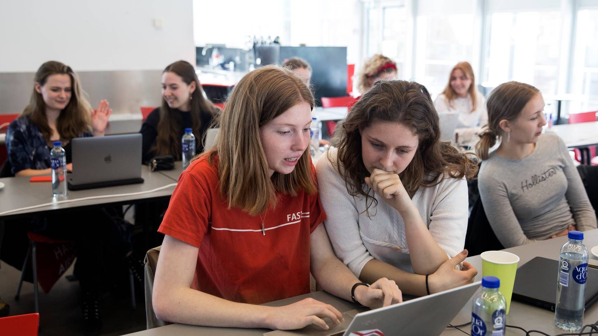 Det er muligt at få kvinder til at vælge job i it-branchen, men det kniber med at få nok. Her er unge kvinder i gang på en kode-café på IT-Universitetet. Arkivfoto. | Foto: Louise Herrche Serup