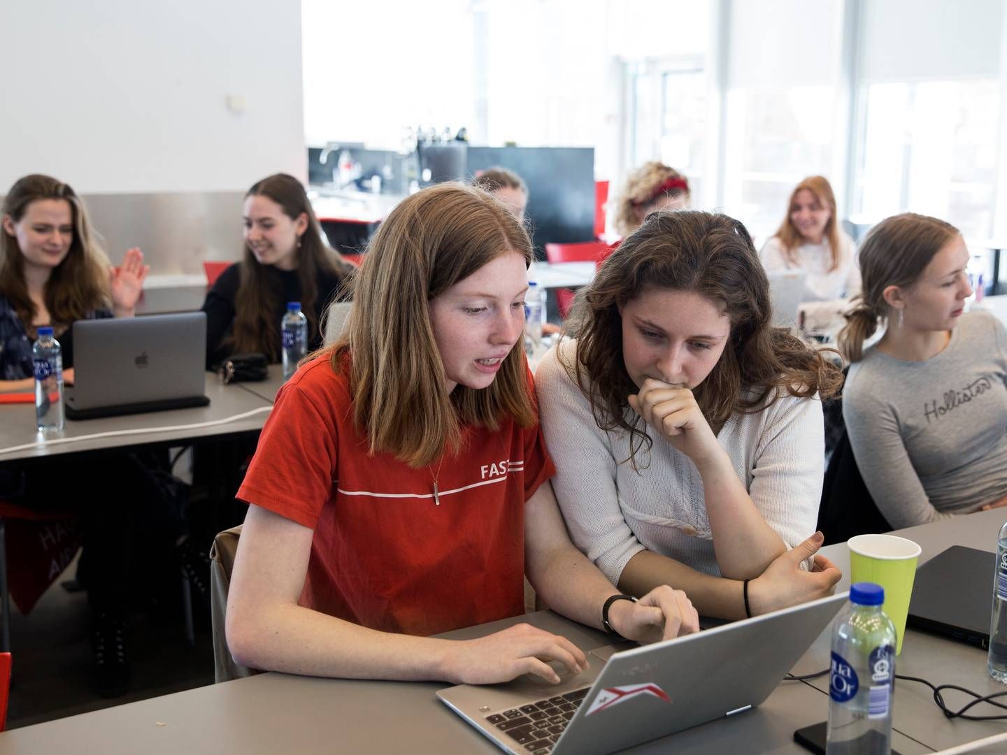 Det er muligt at få kvinder til at vælge job i it-branchen, men det kniber med at få nok. Her er unge kvinder i gang på en kode-café på IT-Universitetet. Arkivfoto. | Foto: Louise Herrche Serup