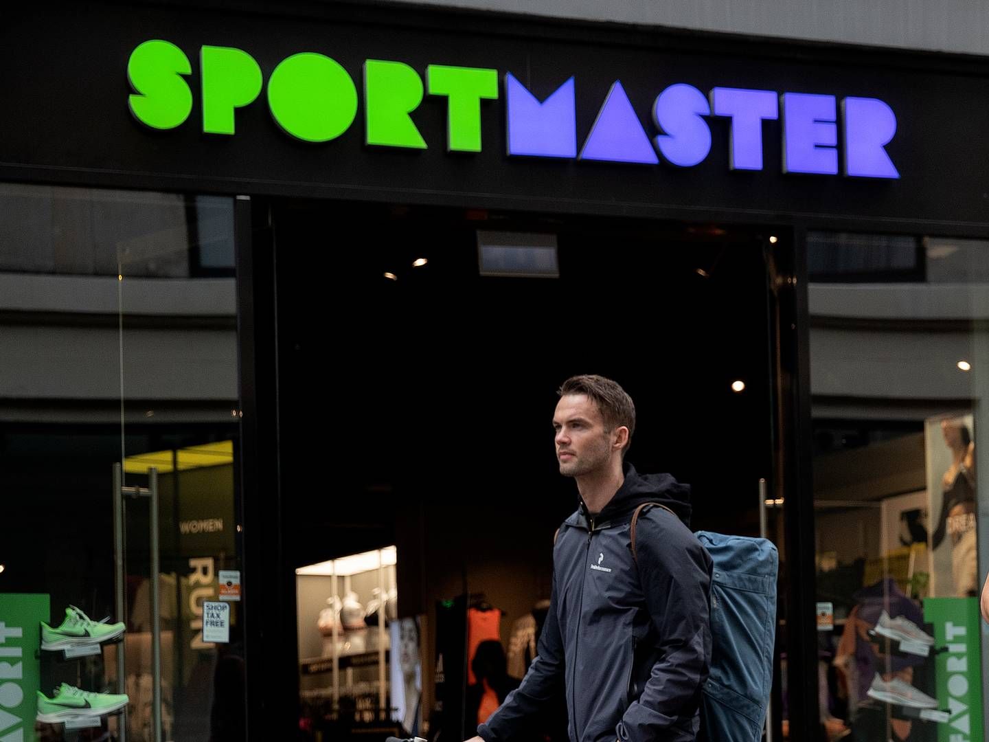 En del af konflikten mellem Obi Sport og Frasers Group handler om sidstnævntes promovering af tasker og bæreposer med store Sports Direct-logoer. De kolliderer med førstnævntes rettigheder til leverandørforretningen Sport Direct. | Foto: Peter Hove Olesen