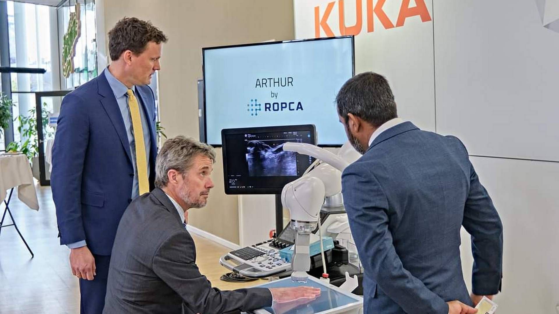 Medicoselskabet Ropca viser Kong Frederik d. 10., hvordan selskabets robot, Arthur, virker. | Foto: Ropca / Pr