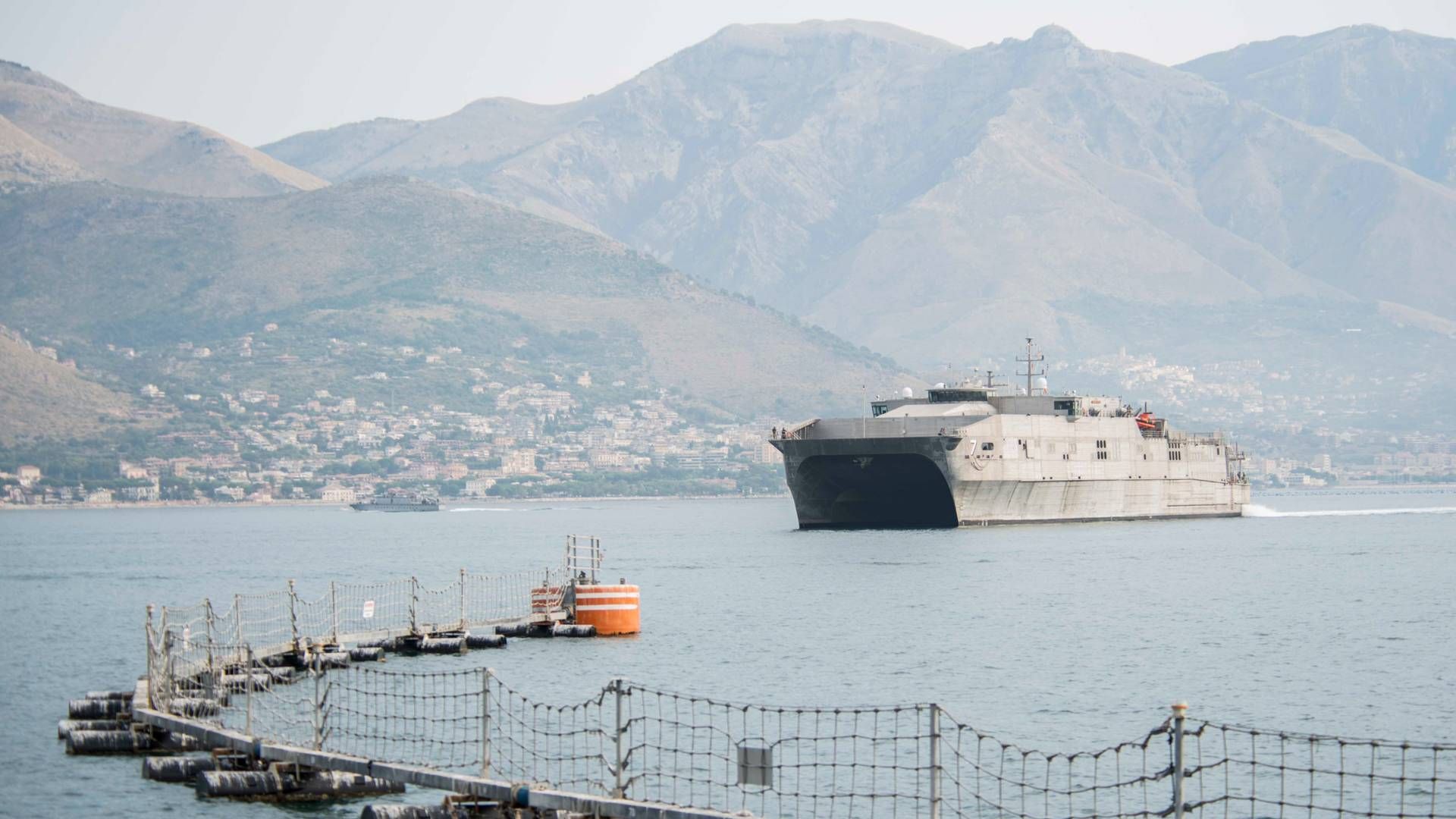Den amerikanske flådes transportskib USNS Carson City ved en tidligere lejlighed på vej mod Napoli's Gaeta havn i Italien. | Foto: U.s. Navy photo by Mass Communication Specialist 2nd Class Donavan K. Patubo
