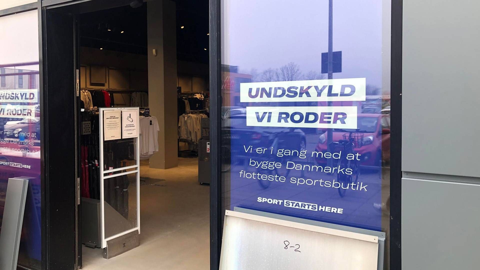 "Vi er i gang med at bygge Danmarks flotteste sportsbutik," lyder det på skilte udenfor den nye Sports World-butik. | Foto: Alexander Thorup/detailwatch
