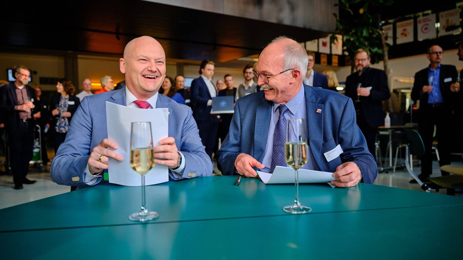 Regionsrådsformand Lars Gaardshøj (A) og Anders Bjarklev, der er rektor på DTU, underskrev onsdag aftalen. | Foto: PR / DTU / Magnus Møller