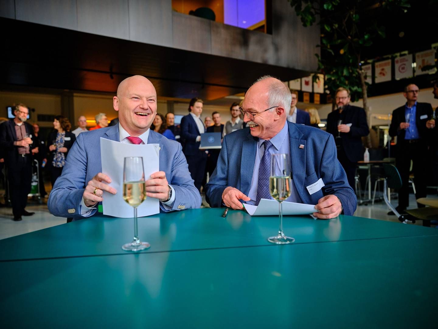 Regionsrådsformand Lars Gaardshøj (A) og Anders Bjarklev, der er rektor på DTU, underskrev onsdag aftalen. | Foto: PR / DTU / Magnus Møller