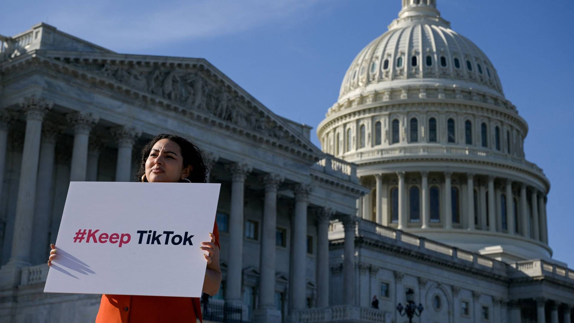 I USA har Tiktok omkring 170 mio. brugere. Her er det en modstander af den såkaldte "Protecting Americans from Foreign Adversary Controlled Applications Act" ved en protest mod den foran Capital Hill i Washington, D.C. i USA, der er hjemsted for den amerikanske regering | Foto: Craig Hudson