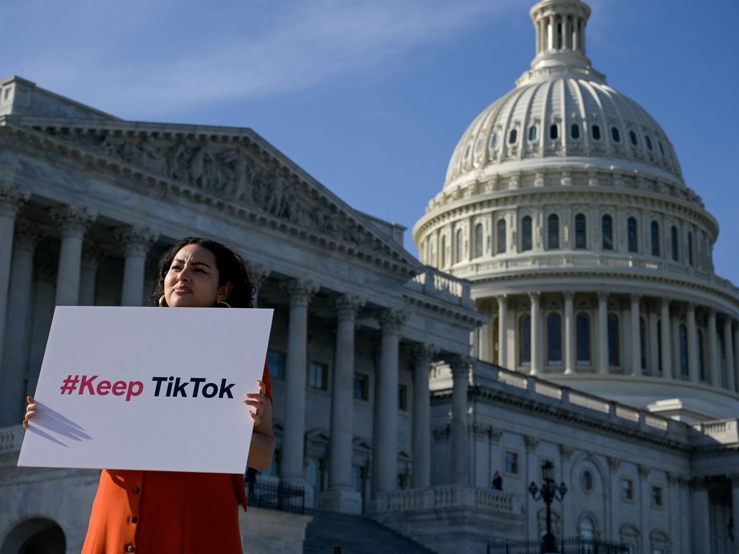 I USA har Tiktok omkring 170 mio. brugere. Her er det en modstander af den såkaldte "Protecting Americans from Foreign Adversary Controlled Applications Act" ved en protest mod den foran Capital Hill i Washington, D.C. i USA, der er hjemsted for den amerikanske regering | Foto: Craig Hudson